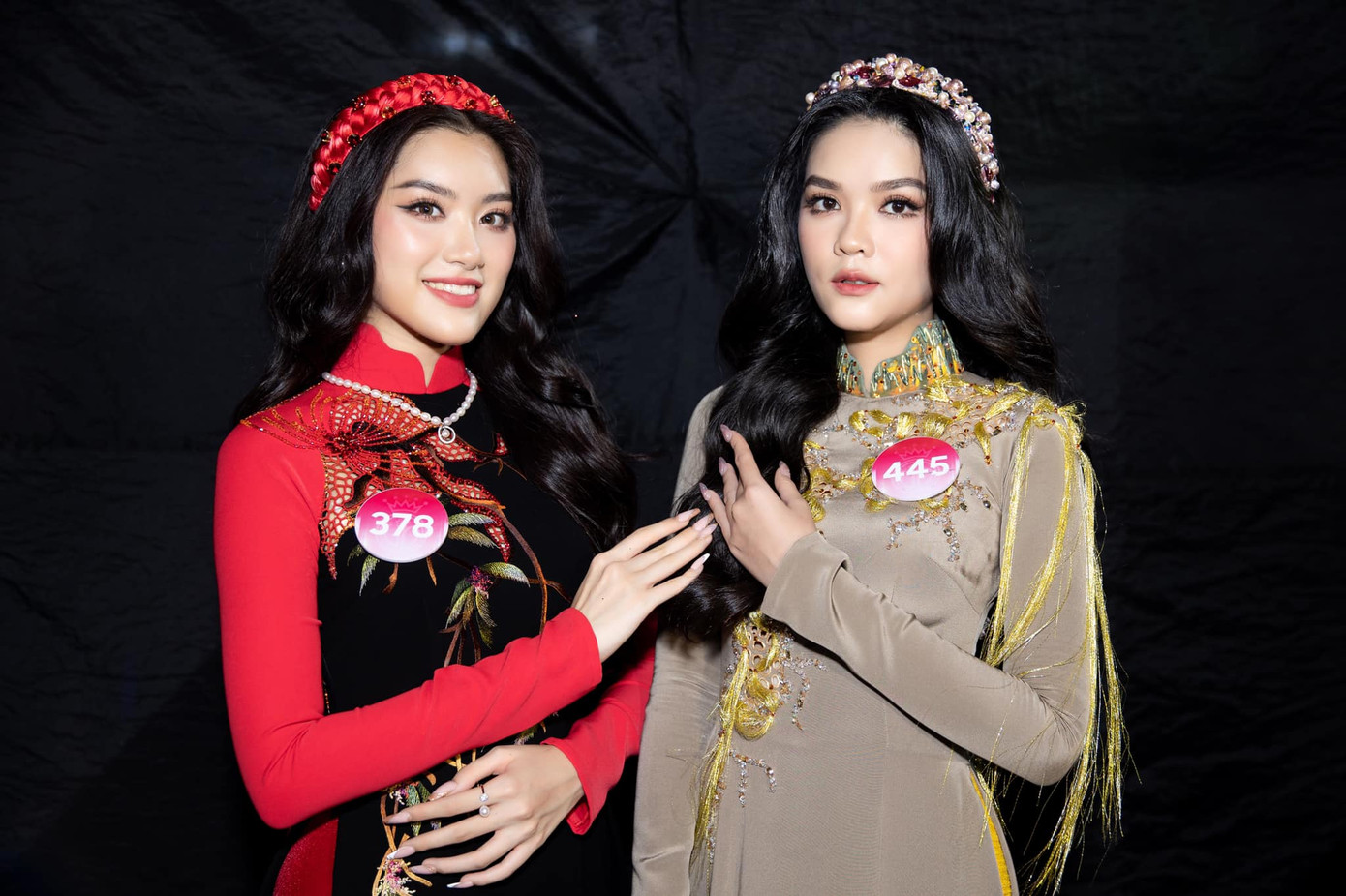 Tối 23/12, Phương Oanh cùng các thí sinh bước vào đêm chung kết Hoa hậu Việt Nam 2022. Cô tự tin trình diễn trang phục áo dài trong phần thi mở màn. Vốn có nhan sắc cá tính, quyến rũ, tuy nhiên Phương Oanh thể hiện sự biến hóa trong những bước catwalk uyển chuyển và thần thái thanh lịch khi trình diễn trang phục truyền thống.