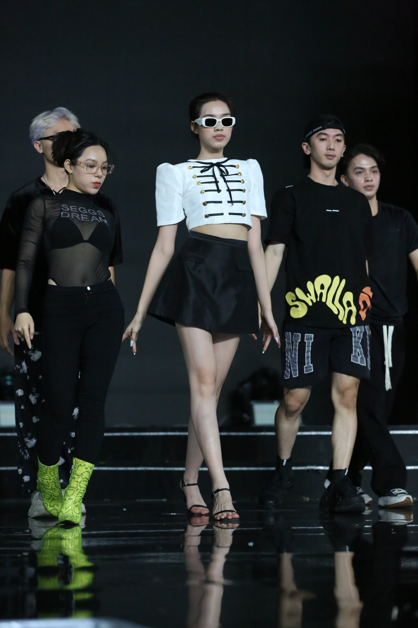 Hoa hậu Đỗ Thị Hà nổi bật trên sân khấu với đôi chân dài 1,1 m thẳng tắp, quyến rũ. Chỉ còn khoảng hơn 1 ngày nữa, cô sẽ trao lại vương miện cho người kế nhiệm. Người đẹp xứ Thanh chia sẻ cảm xúc hồi hộp, xen lẫn chút tiếc nuối khi nhiệm kỳ 2 năm của mình sắp khép lại.