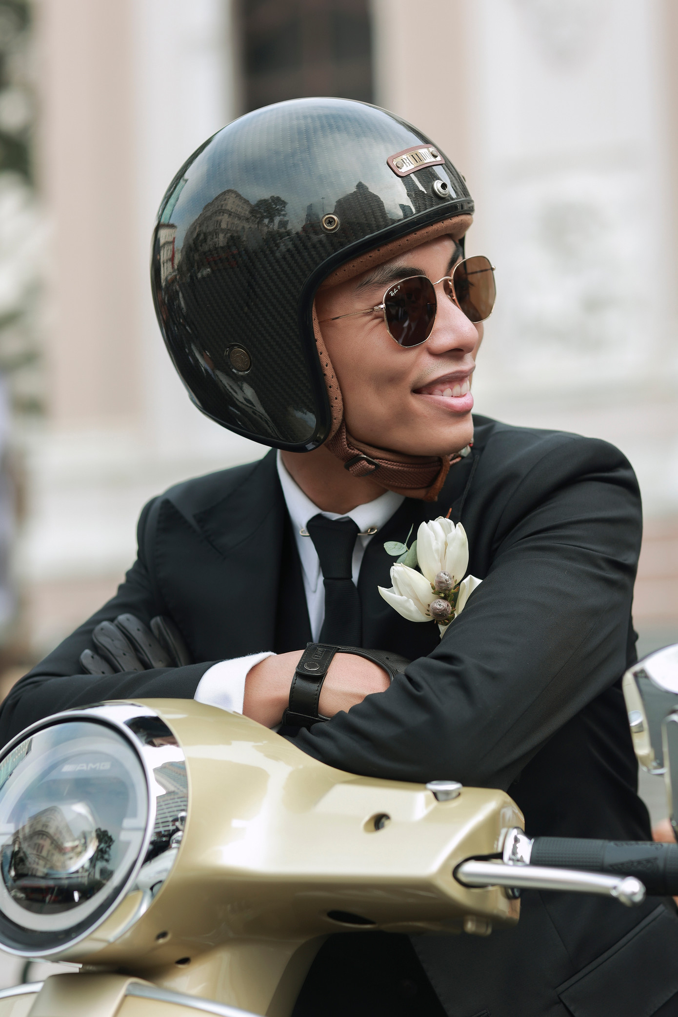 Sáng 22/12, trước thềm lễ cưới, Khánh Thi và Phan Hiển tổ chức lễ đón dâu rộn ràng. Không đón dâu bằng xế hộp như nhiều đám cưới khác, Phan Hiển quy tụ những người bạn thân trong hội chơi môtô, vespa cùng mình để đón Khánh Thi.