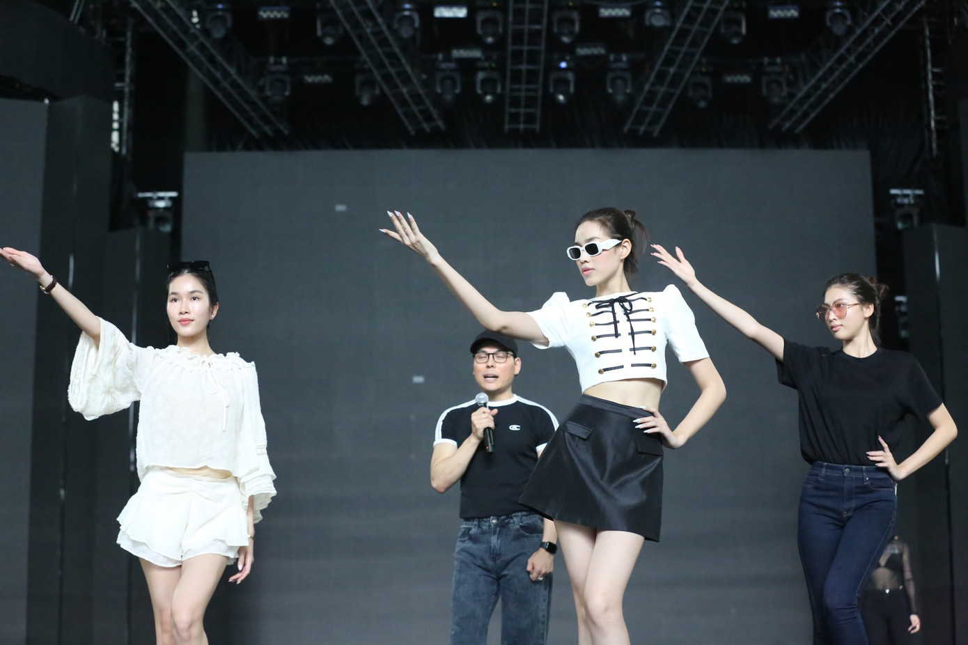 Sáng 22/12, Hoa hậu Đỗ Thị Hà cùng Á hậu Phương Anh, Ngọc Thảo có mặt ở nhà thi đấu Phú Thọ, TPHCM để tập luyện cho tiết mục trong đêm chung kết của họ. Ba người đẹp mặc trang phục giản dị, để mặt mộc khi tập luyện.