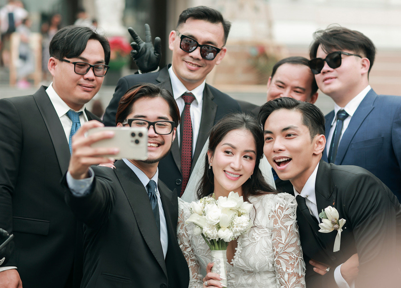 Cô dâu, chủ rể vui vẻ chụp hình lưu niệm cùng dàn phụ rể đều là những người bạn thân thiết của cả hai người.