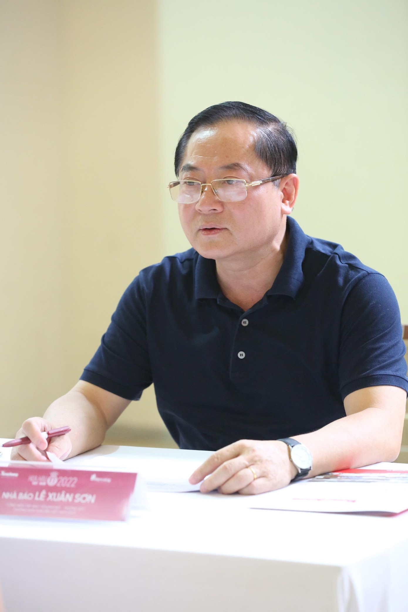 Nhà báo Lê Xuân Sơn - Trưởng ban tổ chức, Trưởng ban giám khảo và nhà thơ Hữu Việt - Phó trưởng ban giám khảo trong phần thi chấm mặt mộc. Ảnh: Trọng Tài.