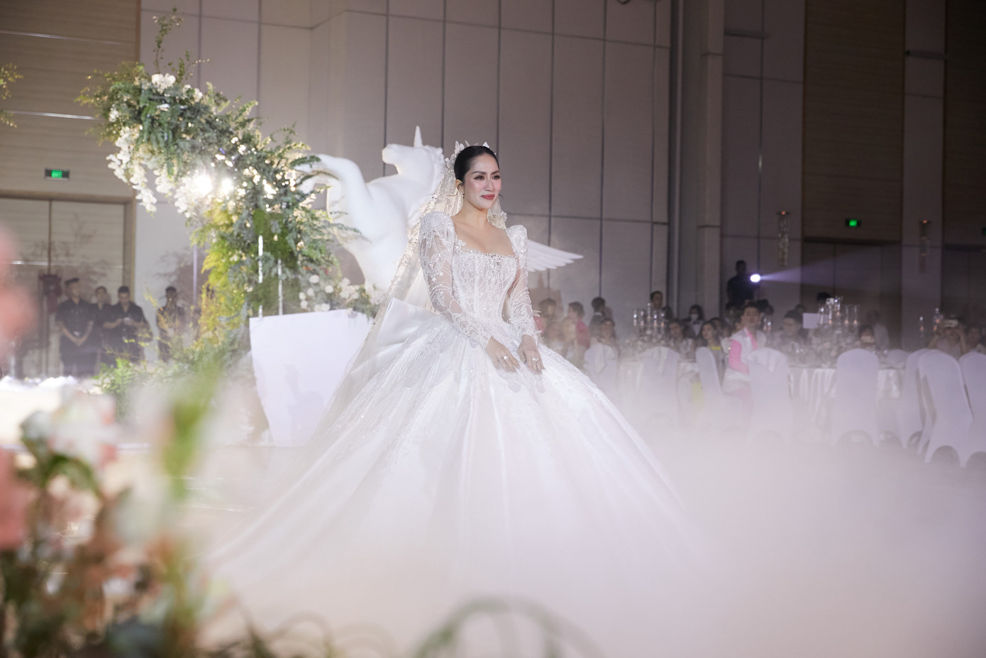 Tối 22/12, cô dâu Khánh Thi bước vào lễ đường, nên duyên vợ chồng cùng kiện tướng dancesport Phan Hiển. Sân khấu được tạo hình như một lâu đài cổ với không gian hoành tráng, được trang trí ngập hoa tươi.