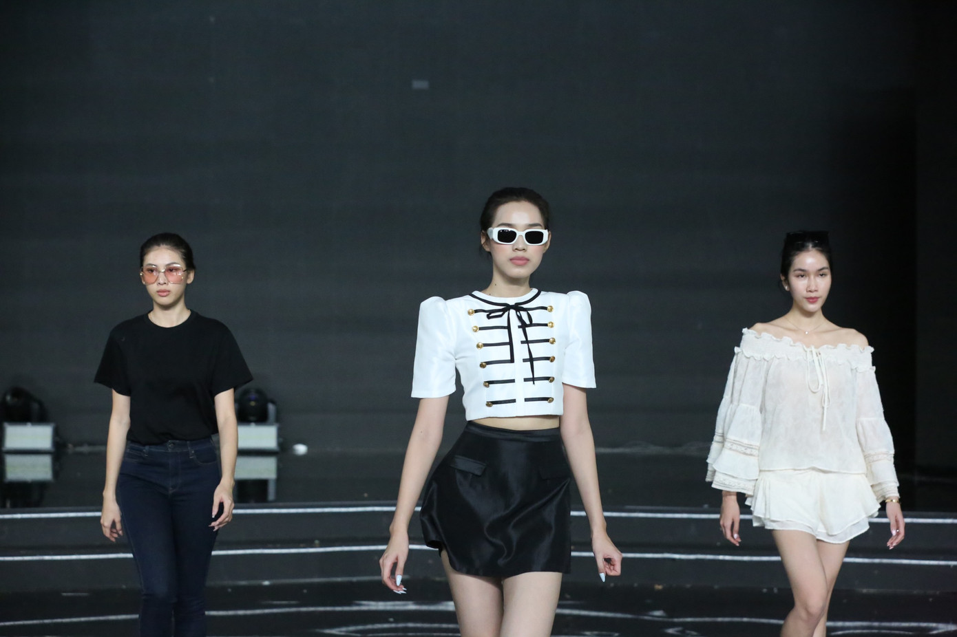 Sáng 22/12, Hoa hậu Đỗ Thị Hà cùng Á hậu Phương Anh, Ngọc Thảo có mặt ở nhà thi đấu Phú Thọ, TPHCM để tập luyện cho tiết mục trong đêm chung kết của họ. Ba người đẹp mặc trang phục giản dị, để mặt mộc khi tập luyện.