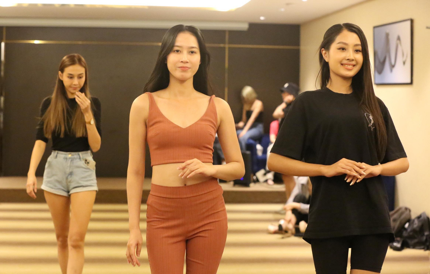 Á hậu Tuyết Như gây ấn tượng với phong cách chuyên nghiệp và cách training. Cô tận tình chia sẻ những kinh nghiệm và đích thân thị phạm cho từng thí sinh.