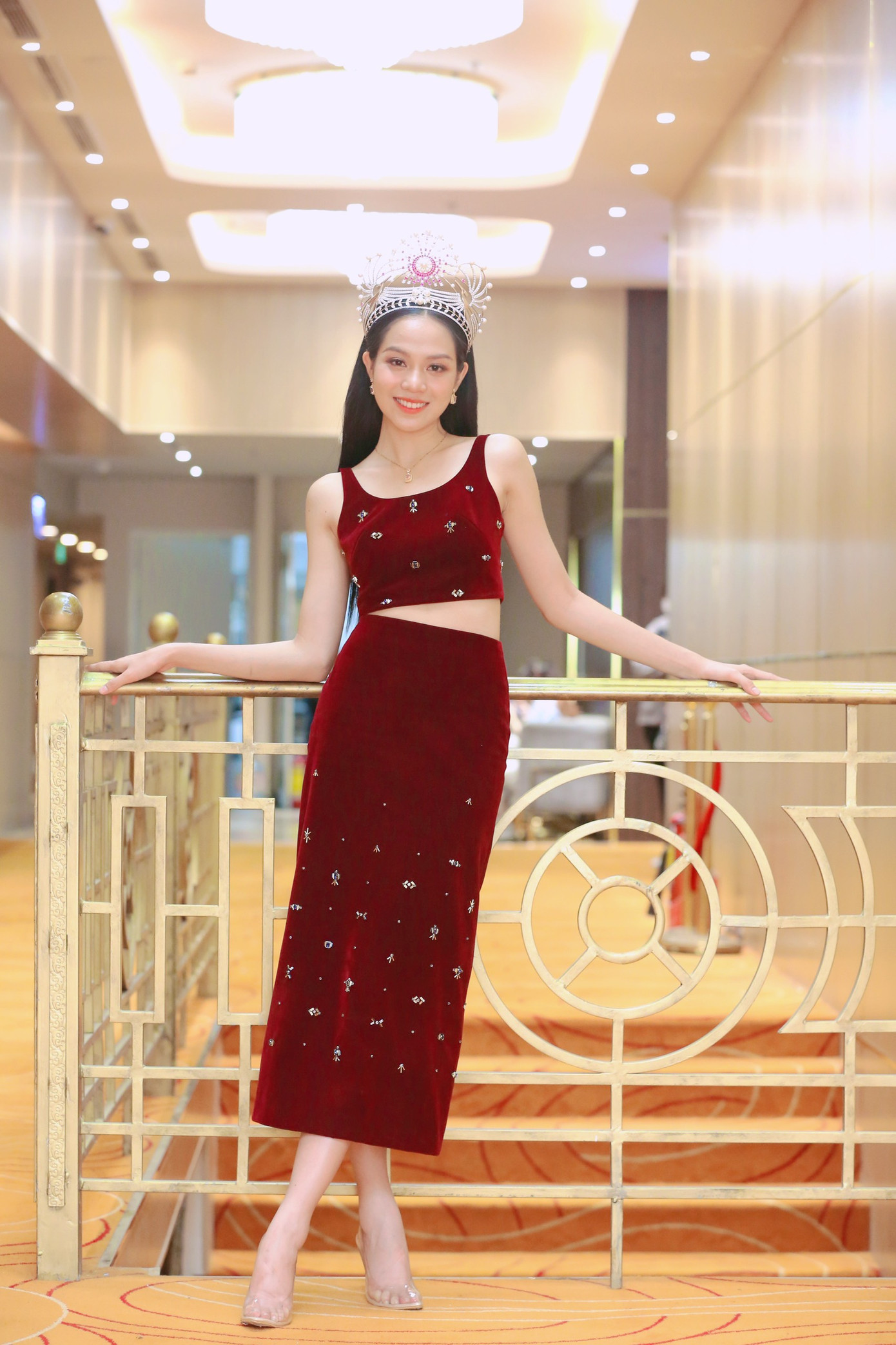 Chiều 24/12, Hoa hậu Thanh Thủy xuất hiện rạng rỡ sau một ngày đăng quang. Cô diện bộ váy tông màu đỏ rực, mang đậm không khí Giáng sinh. Khá mệt sau đêm chung kết nhưng Hoa hậu Việt Nam 2022 vẫn giữ được thần thái tươi sáng, rạng rỡ.