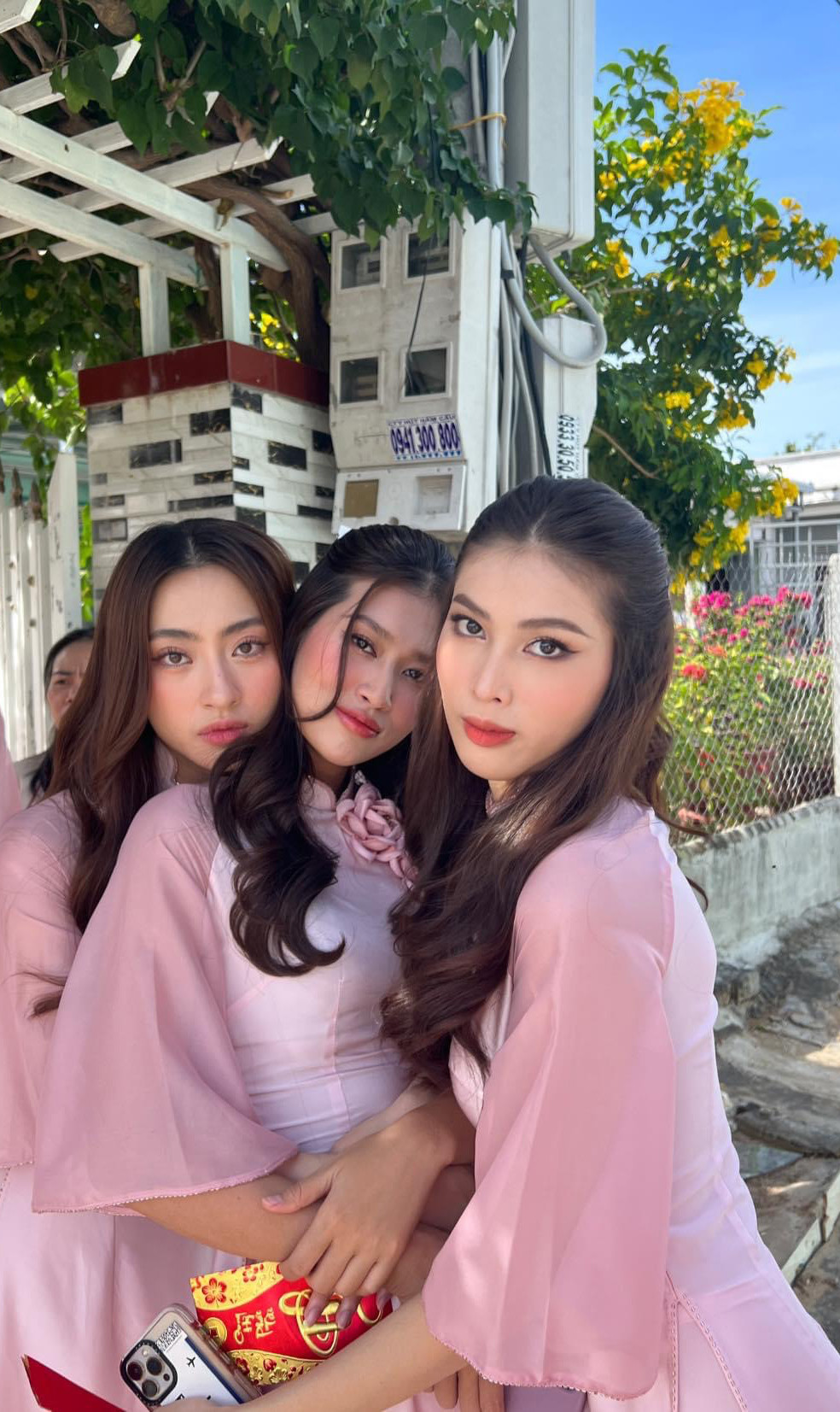 Hoa hậu Lương Thùy Linh, Thiên Ân, Á hậu Ngọc Thảo cũng xuất hiện với vai trò phụ dâu trong đám cưới. Ba người đẹp thân thiết, tạo dáng nhí nhảnh trước ống kính.