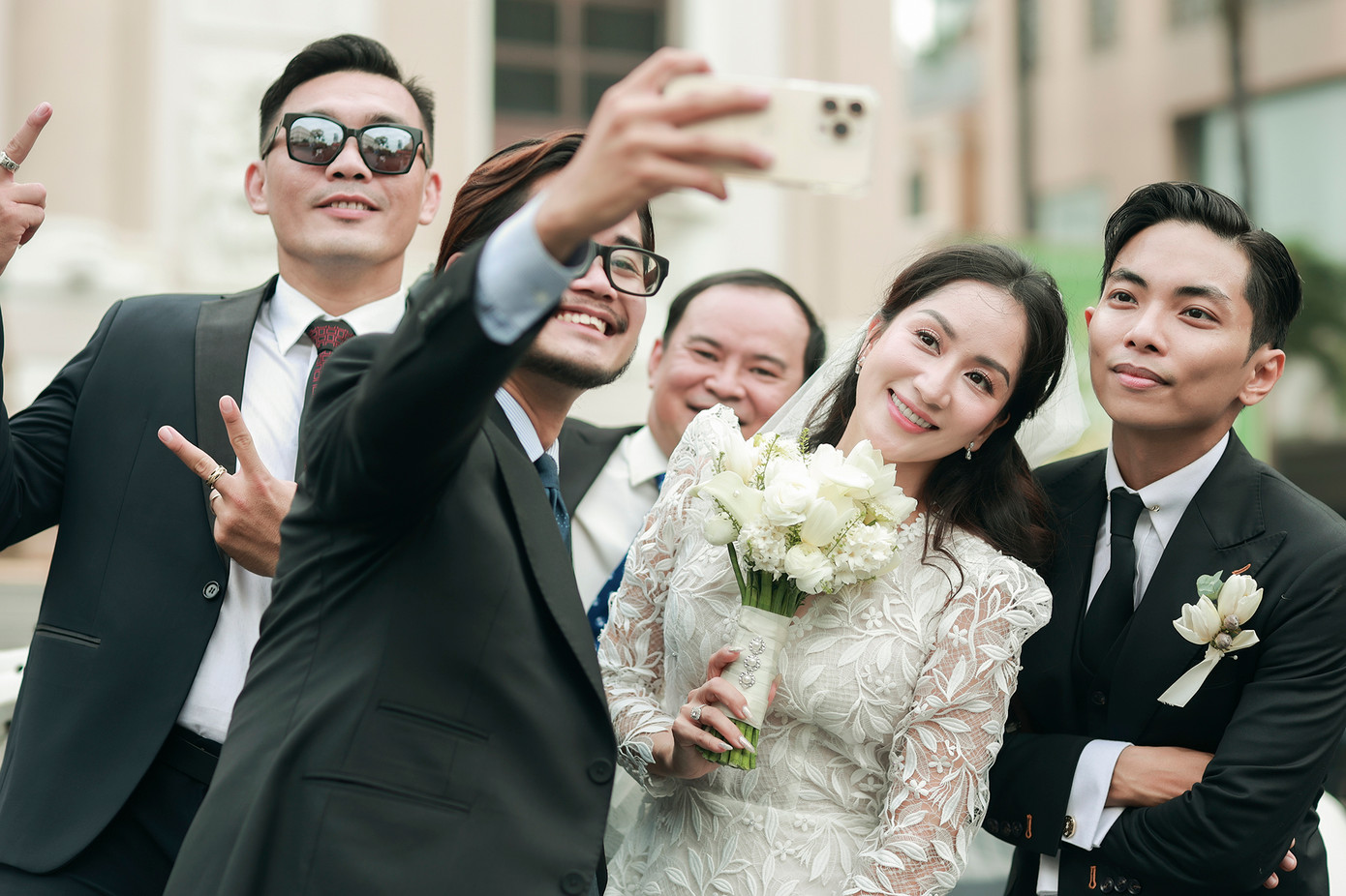 Cô dâu, chủ rể vui vẻ chụp hình lưu niệm cùng dàn phụ rể đều là những người bạn thân thiết của cả hai người.