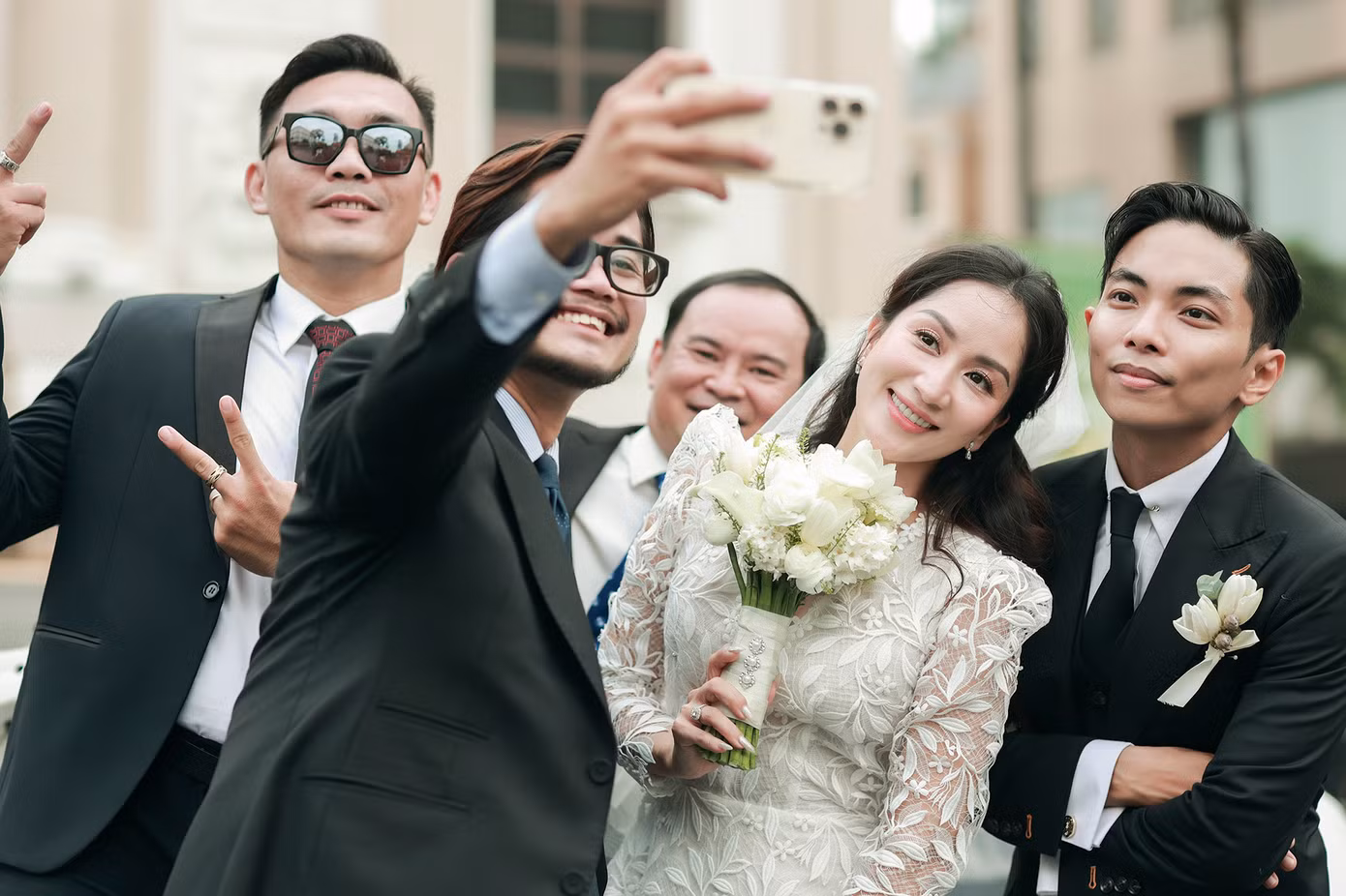 Cô dâu, chủ rể vui vẻ chụp hình lưu niệm cùng dàn phụ rể đều là những người bạn thân thiết của cả hai người.