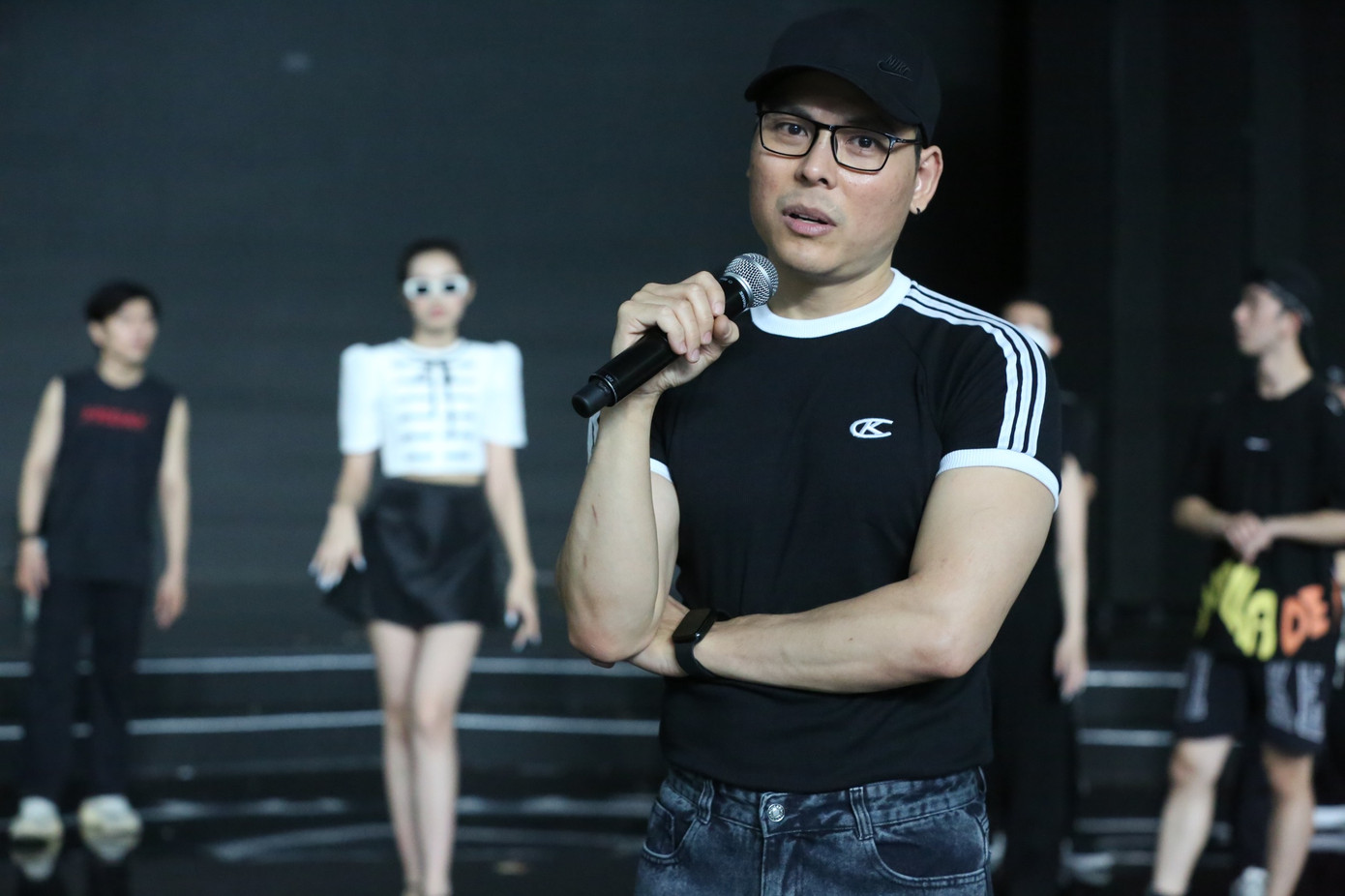 Biên đạo Khoa Nguyễn chính là người dàn dựng cho tiết mục của top 3 Hoa hậu Việt Nam 2020 trong đêm chung kết Hoa hậu Việt Nam 2022 vào ngày mai. Anh cũng là người chuyên dàn dựng cho những chương trình lớn, làm việc với nhiều ngôi sao trong showbiz.