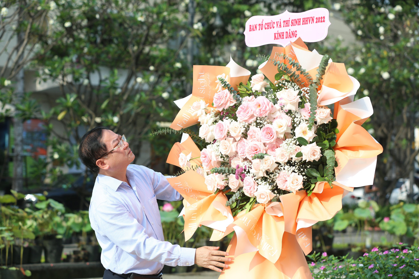 Nhà báo Lê Xuân Sơn - Tổng Biên tập báo Tiền Phong, Trưởng ban tổ chức, Trưởng ban giám khảo Hoa hậu Việt Nam 2022 đại diện ban tổ chức dâng hoa trước tượng đài Bác Hồ.