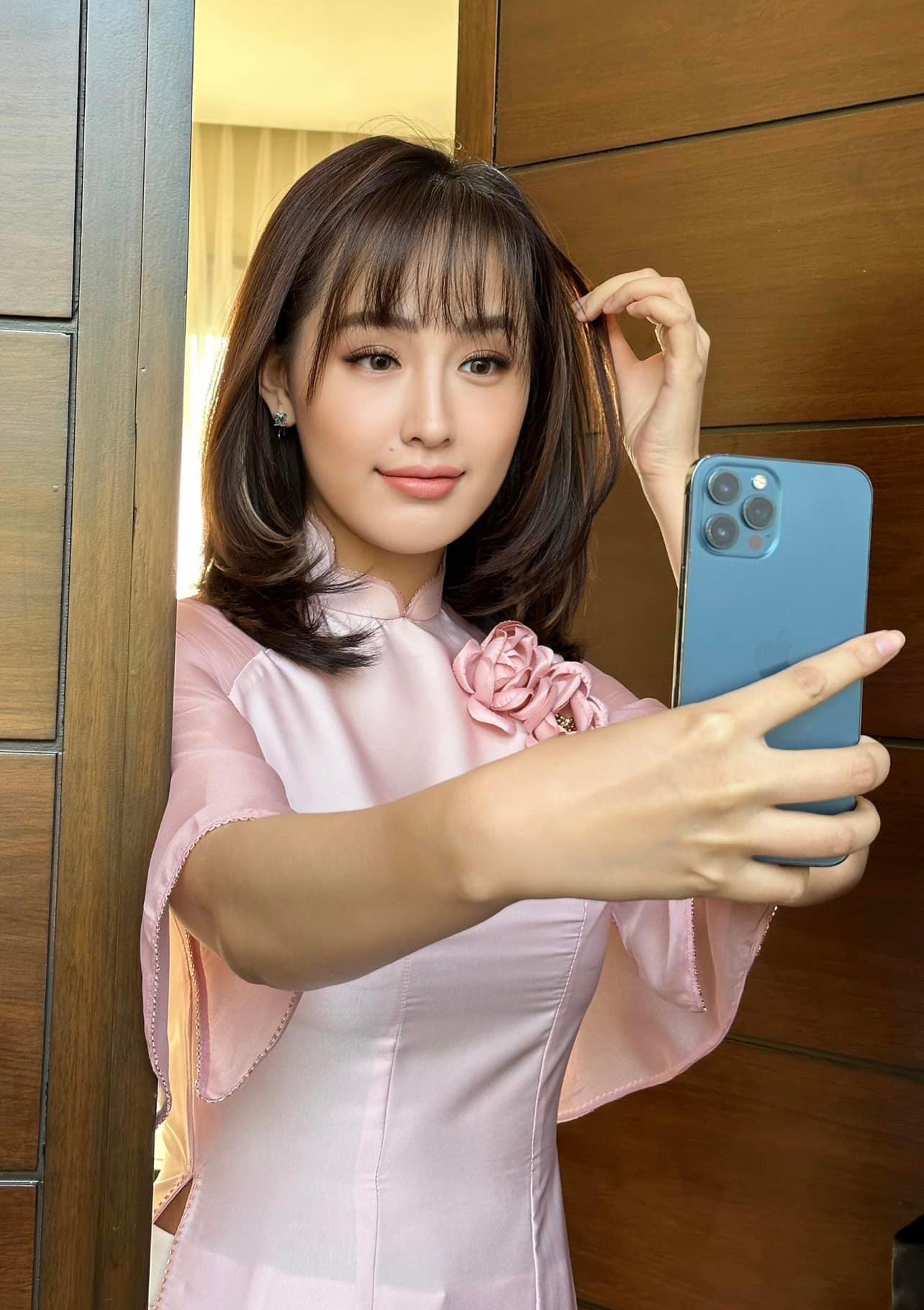 Mai Phương Thúy cho biết lần đầu làm dâu phụ, ai cũng hỏi cô khi nào mới làm dâu chính, nhưng người đẹp chỉ cười vì chính cô cũng không biết khi nào mới lên xe hoa.