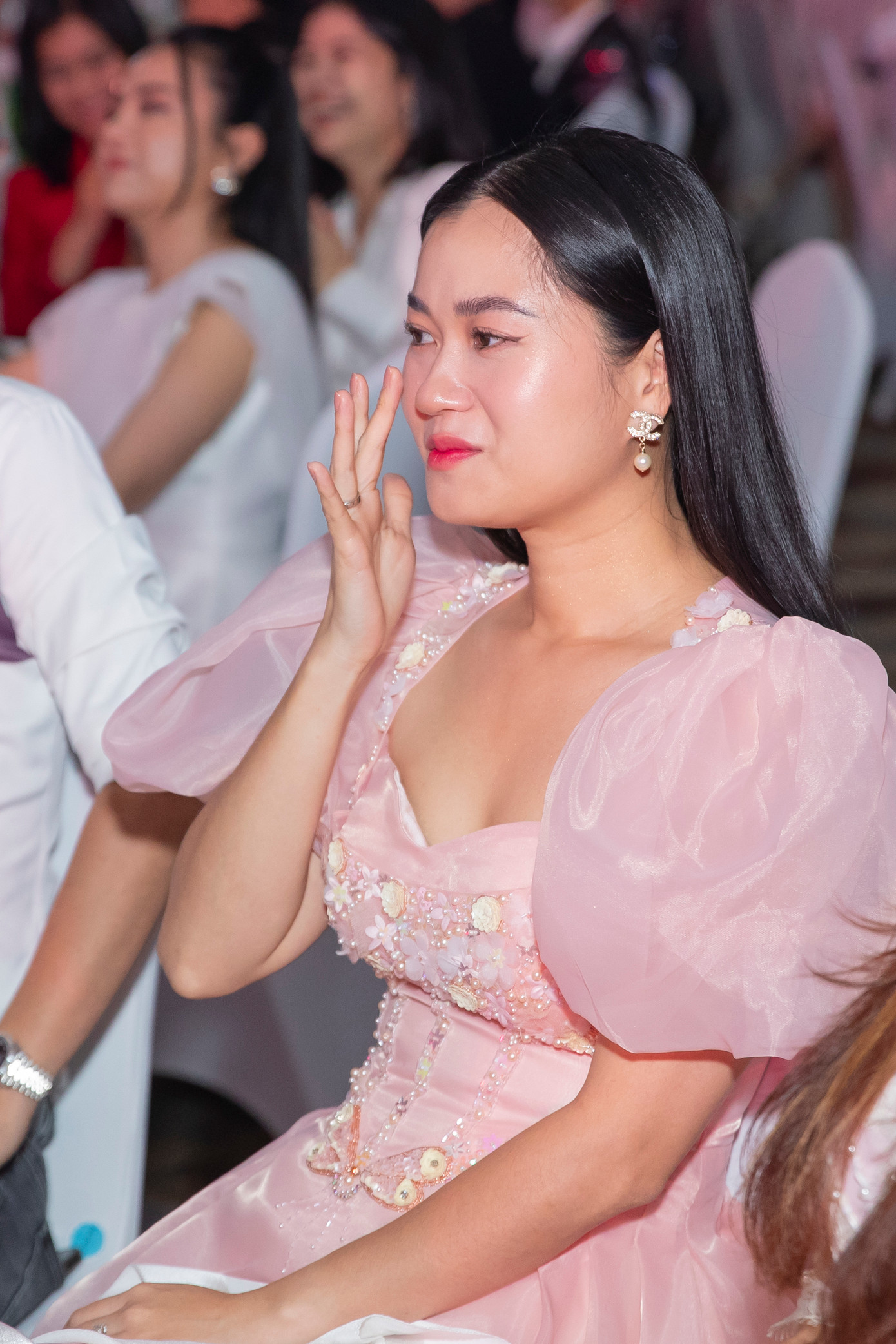 Bên dưới lễ đường, các khách mời đều xúc động khi lắng nghe những phát biểu của Khánh Thi và Phan Hiển. Diễn viên Lâm Vỹ Dạ bật khóc trước chuyện tình đẹp trải qua nhiều sóng gió của Khánh Thi và Phan Hiển.