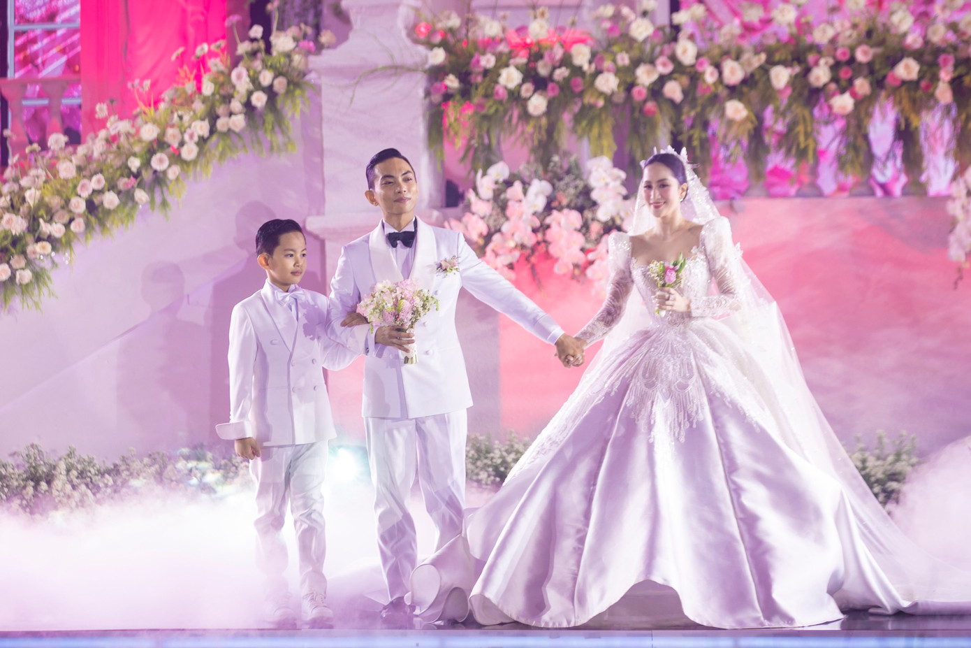 Trên lễ đường là sự xuất hiện của con trai cặp đôi. Những khoảnh khắc viên mãn hạnh phúc của đại gia đình Khánh Thi khiến các khách mời xúc động.