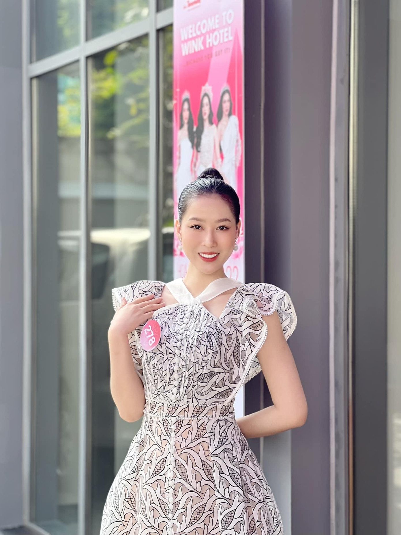 Nguyễn Thị Phương Nhung sinh năm 2000 đến từ Vĩnh Phúc. Cô tốt nghiệp cử nhân xuất sắc khoa Kinh tế Kinh doanh, Đại học Ngoại thương Hà Nội. Phương Nhung có thể giao tiếp tốt bằng tiếng Anh, tiếng Nhật. Phương Nhung cũng từng đoạt giải Hoa khôi Tỏa sáng của Duyên dáng Ngoại thương 2022.