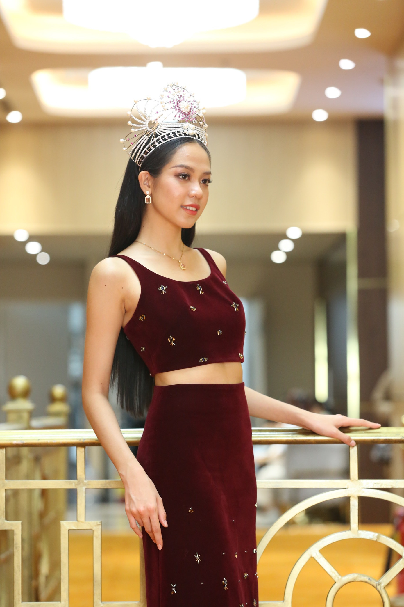 Bộ váy của Thanh Thủy có chất liệu nhung với phần thân trên được thiết kế theo kiểu áo crop-top giúp cô khoe vòng eo săn chắc và quyến rũ.