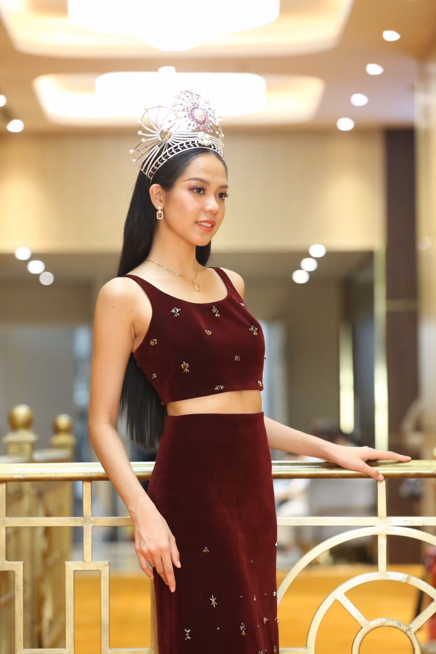 Bộ váy của Thanh Thủy có chất liệu nhung với phần thân trên được thiết kế theo kiểu áo crop-top giúp cô khoe vòng eo săn chắc và quyến rũ.