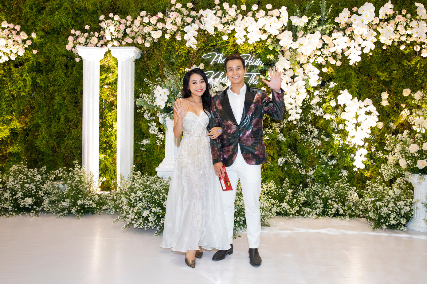 Nam vương Cao Xuân Tài diện vest hoạ tiết dự tiệc cưới. Nam vương Cao Xuân Tài diện vest hoạ tiết dự tiệc cưới.