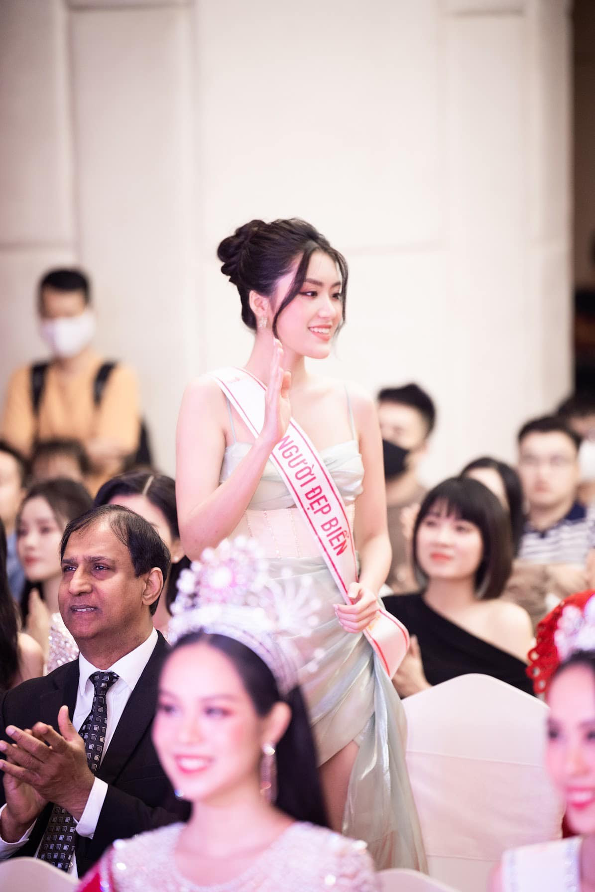 Sau đêm chung kết, Phương Oanh xuất hiện ở buổi họp báo hậu đăng quang. Rời cuộc thi Hoa hậu Việt Nam với danh hiệu top 10, Phan Phương Oanh cho biết cô sẽ trau dồi bản thân để tiếp tục tỏa sáng trên chặng đường sắp tới.