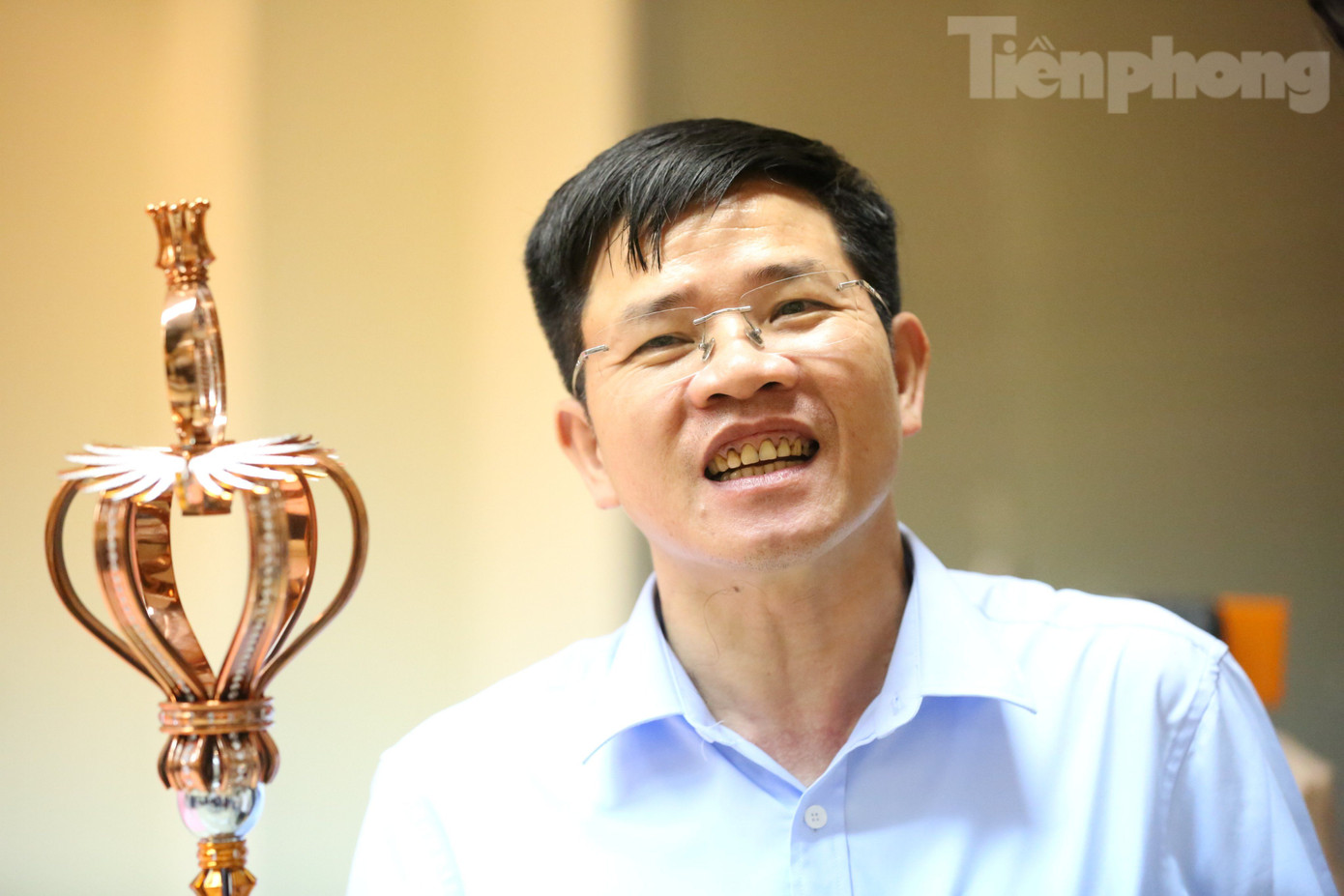 Gần 1h sáng, gương mặt ông Dương vẫn tươi rói khi cầm chiếc quyền trượng của Hoa hậu Thanh Thủy trong lúc cô chụp hình. "Gia đình rất ủng hộ cháu tham gia cuộc thi nhưng thực tình chúng tôi không bao giờ nghĩ cháu sẽ đăng quang ngôi vị cao nhất" - ông Dương thật thà chia sẻ. Gần 1h sáng, gương mặt ông Dương vẫn tươi rói khi cầm chiếc quyền trượng của Hoa hậu Thanh Thủy trong lúc cô chụp hình. "Gia đình rất ủng hộ cháu tham gia cuộc thi nhưng thực tình chúng tôi không bao giờ nghĩ cháu sẽ đăng quang ngôi vị cao nhất" - ông Dương thật thà chia sẻ.