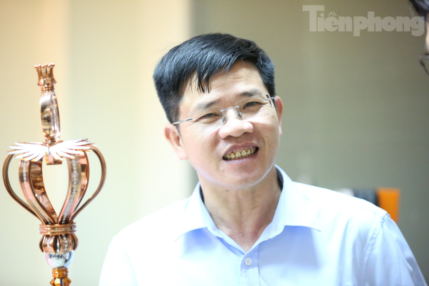 Gần 1h sáng, gương mặt ông Dương vẫn tươi rói khi cầm chiếc quyền trượng của Hoa hậu Thanh Thủy trong lúc cô chụp hình. "Gia đình rất ủng hộ cháu tham gia cuộc thi nhưng thực tình chúng tôi không bao giờ nghĩ cháu sẽ đăng quang ngôi vị cao nhất" - ông Dương thật thà chia sẻ. Gần 1h sáng, gương mặt ông Dương vẫn tươi rói khi cầm chiếc quyền trượng của Hoa hậu Thanh Thủy trong lúc cô chụp hình. "Gia đình rất ủng hộ cháu tham gia cuộc thi nhưng thực tình chúng tôi không bao giờ nghĩ cháu sẽ đăng quang ngôi vị cao nhất" - ông Dương thật thà chia sẻ.