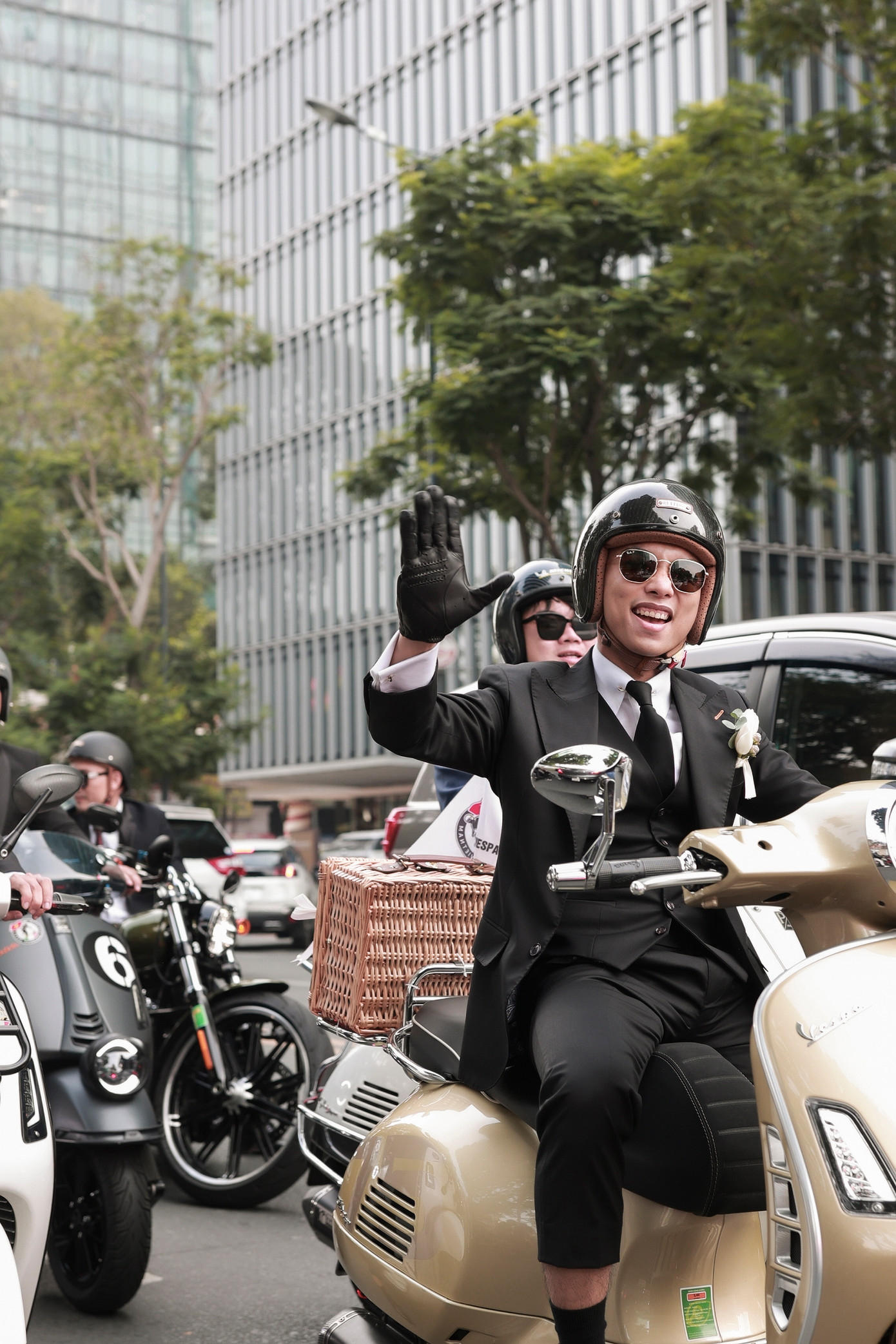 Sáng 22/12, trước thềm lễ cưới, Khánh Thi và Phan Hiển tổ chức lễ đón dâu rộn ràng. Không đón dâu bằng xế hộp như nhiều đám cưới khác, Phan Hiển quy tụ những người bạn thân trong hội chơi môtô, vespa cùng mình để đón Khánh Thi.