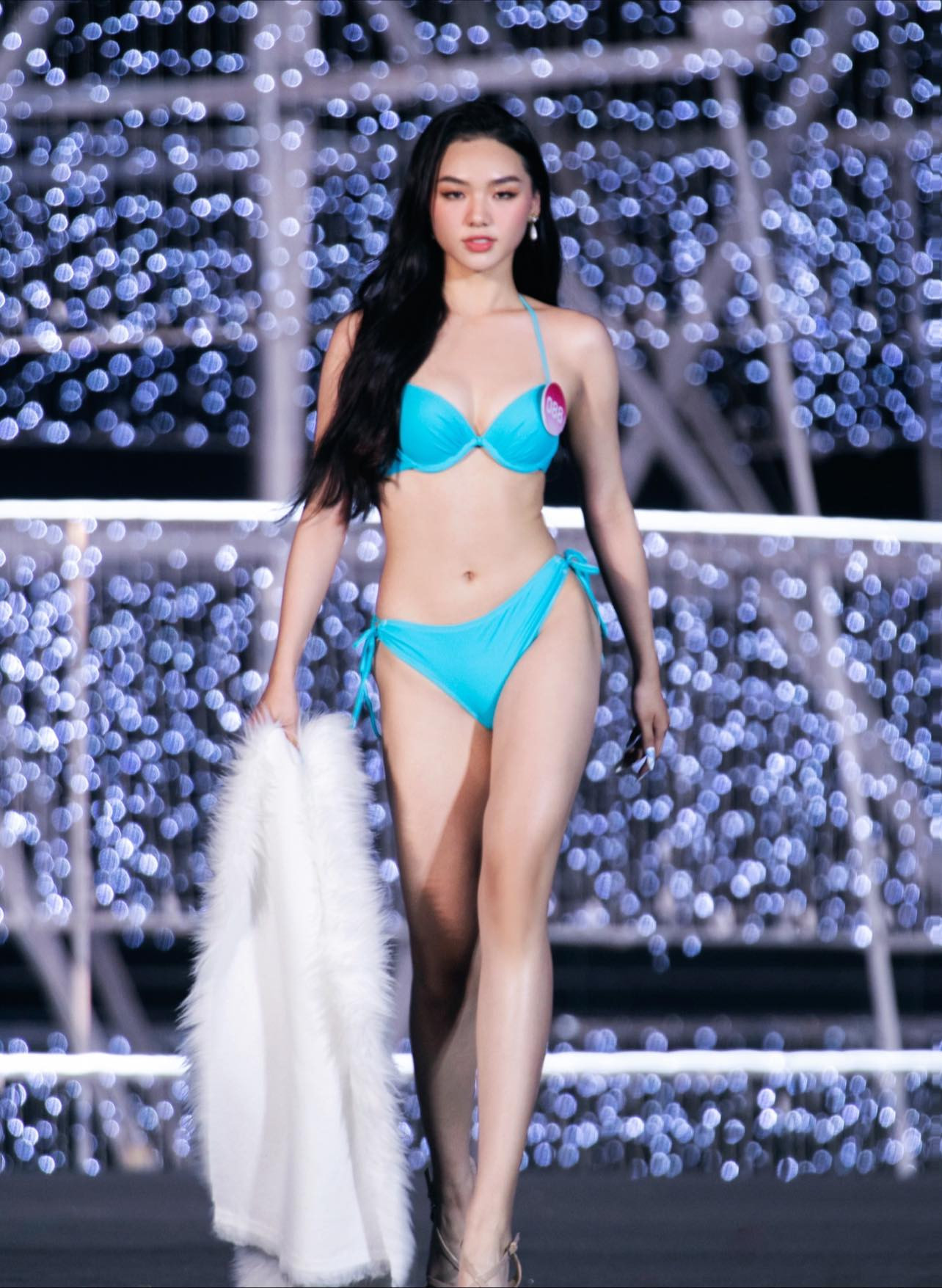 Trong đêm thi Best in Swimsuit - Người đẹp biển được tổ chức ở Đồng Nai, Khánh Hòa sải bước tự tin, thần thái cũng có nhiều tiến bộ, kiêu kỳ và cuốn hút hơn. Thân hình đầy đặn, sexy của cô nhận được nhiều lời khen từ khán giả.