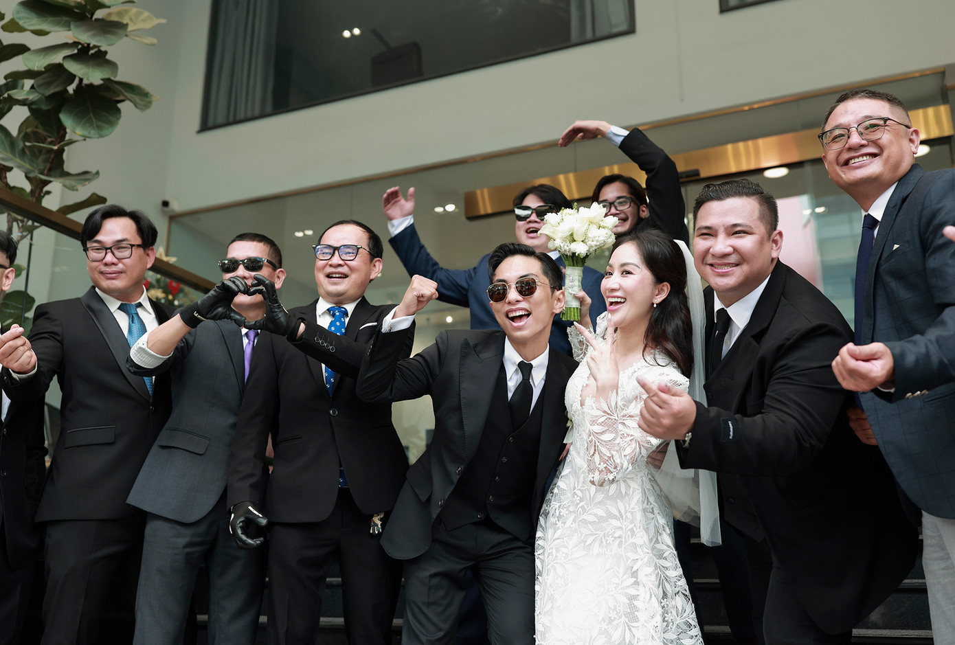 Khánh Thi chọn cho mình chiếc đầm ngắn trẻ trung, năng động nhưng không kém phần dịu dàng, thanh lịch.