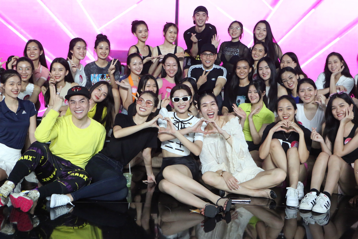 Top 3 Hoa hậu Việt Nam 2020 cùng top 35 thí sinh hào hứng chuẩn bị cho đêm chung kết Hoa hậu Việt Nam 2022.