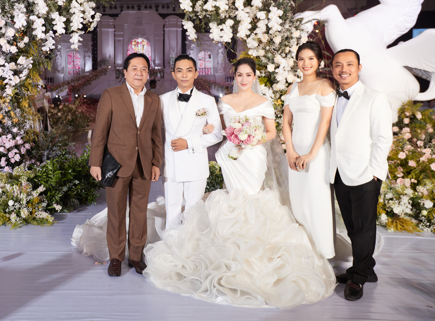 Vợ chồng kiện tướng Chí Anh tới chúc mừng hạnh phúc Khánh Thi - Phan Hiển. Vợ chồng kiện tướng Chí Anh tới chúc mừng hạnh phúc Khánh Thi - Phan Hiển.