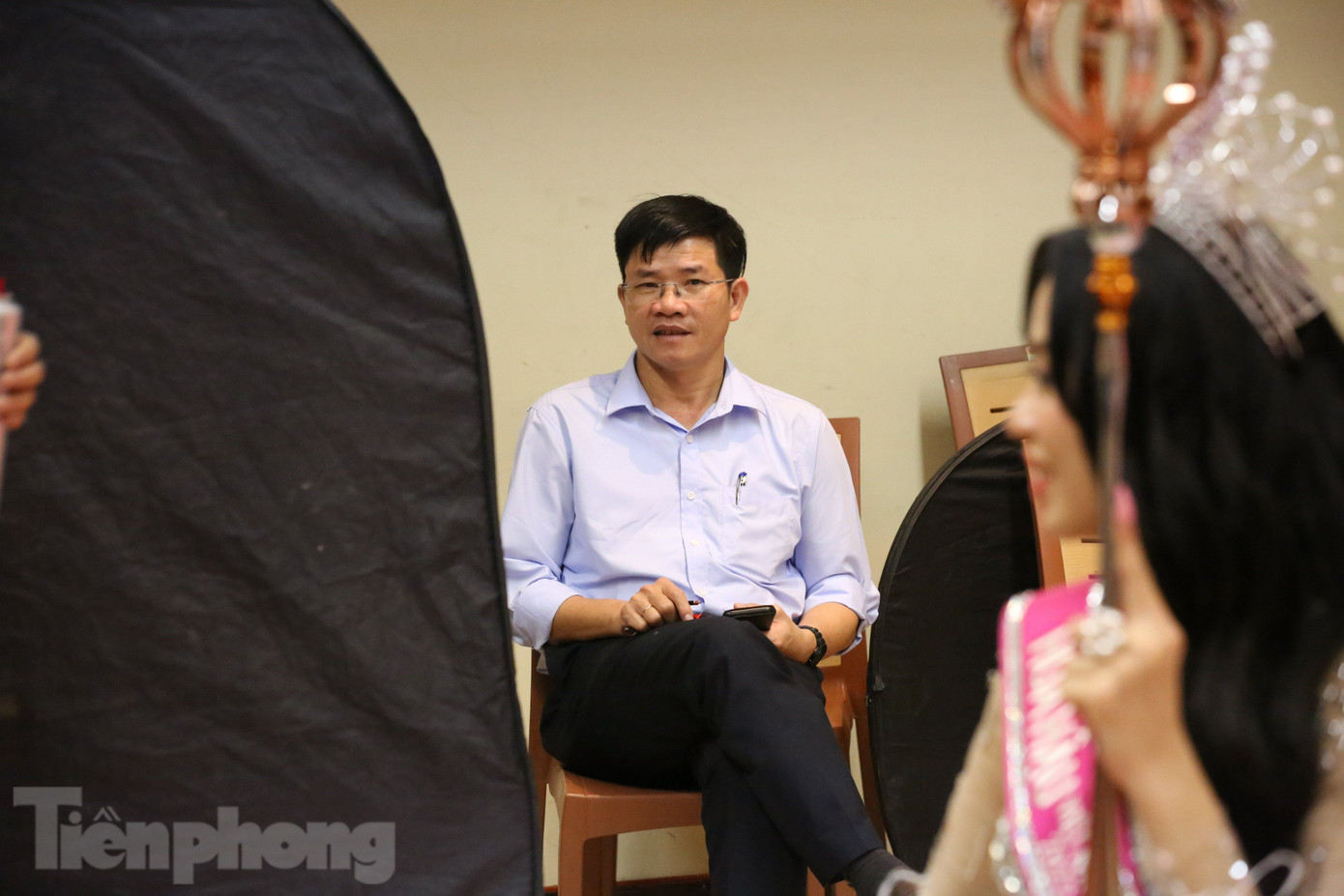 Bố của tân Hoa hậu - ông Huỳnh Khúc Dương bồn chồn ngồi theo dõi con gái chụp hình. Ông chia sẻ vẫn chưa hết ngạc nhiên và xúc động khi con gái đăng quang ngôi vị danh giá. Bố của tân Hoa hậu - ông Huỳnh Khúc Dương bồn chồn ngồi theo dõi con gái chụp hình. Ông chia sẻ vẫn chưa hết ngạc nhiên và xúc động khi con gái đăng quang ngôi vị danh giá.