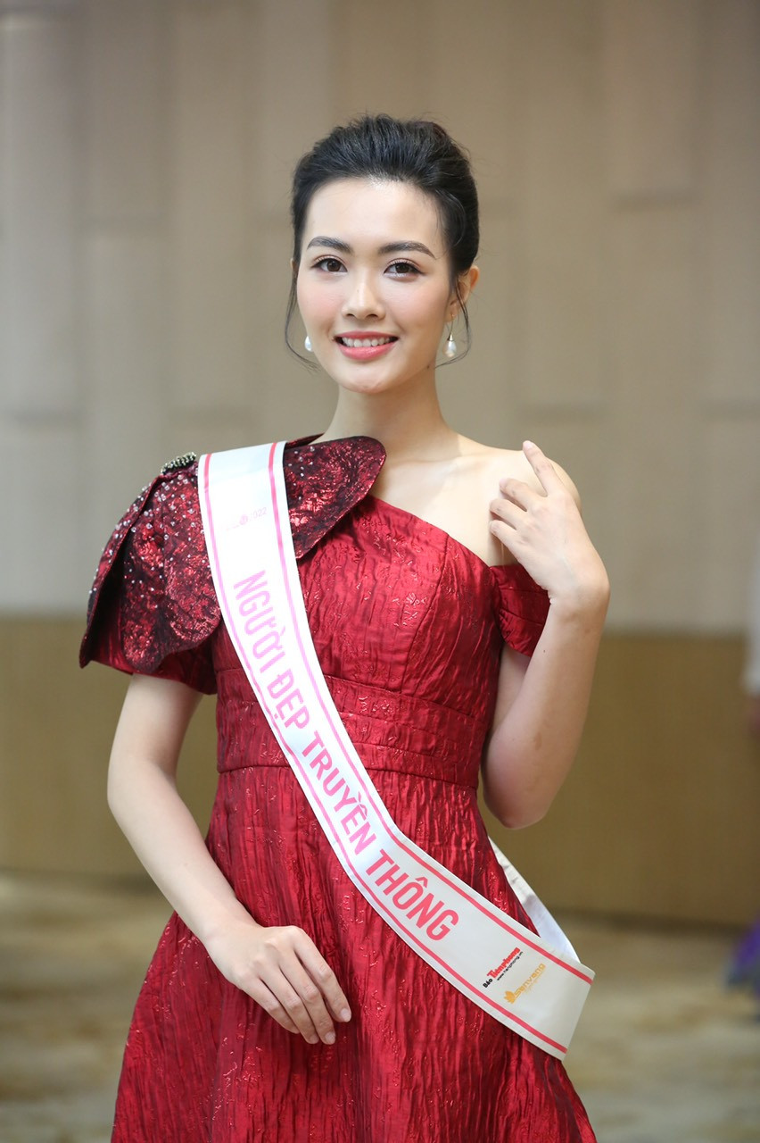 Người đẹp truyền thông Nguyễn Thị Thanh Tâm diện đầm lệch vai màu đỏ kiêu kỳ. Người đẹp truyền thông Nguyễn Thị Thanh Tâm diện đầm lệch vai màu đỏ kiêu kỳ.