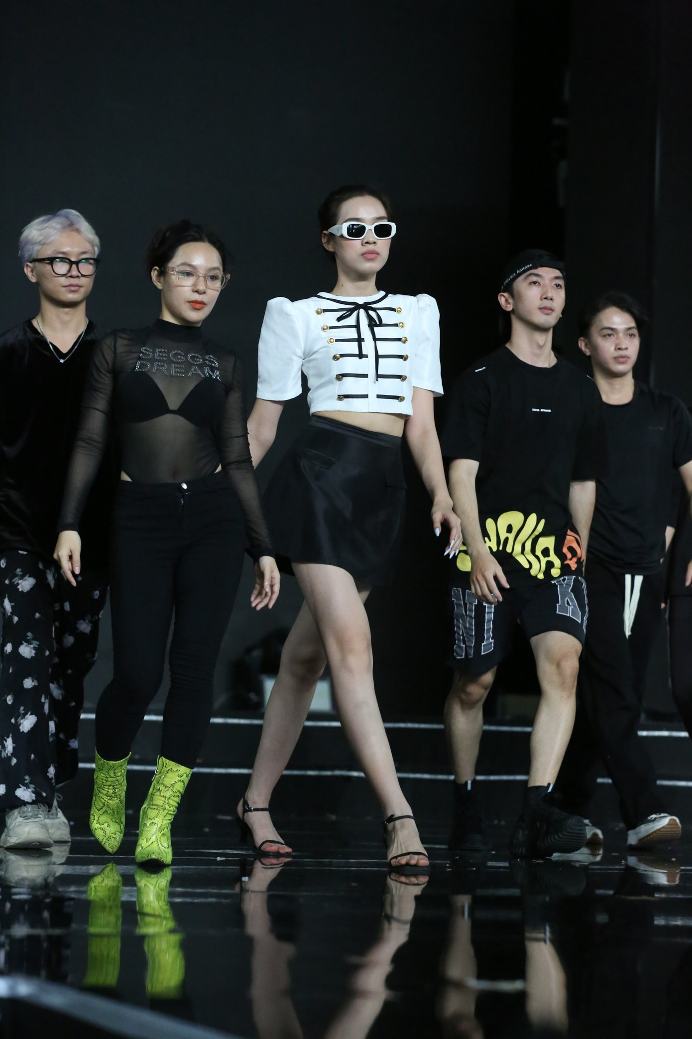 Hoa hậu Đỗ Thị Hà nổi bật trên sân khấu với đôi chân dài 1,1 m thẳng tắp, quyến rũ. Chỉ còn khoảng hơn 1 ngày nữa, cô sẽ trao lại vương miện cho người kế nhiệm. Người đẹp xứ Thanh chia sẻ cảm xúc hồi hộp, xen lẫn chút tiếc nuối khi nhiệm kỳ 2 năm của mình sắp khép lại.