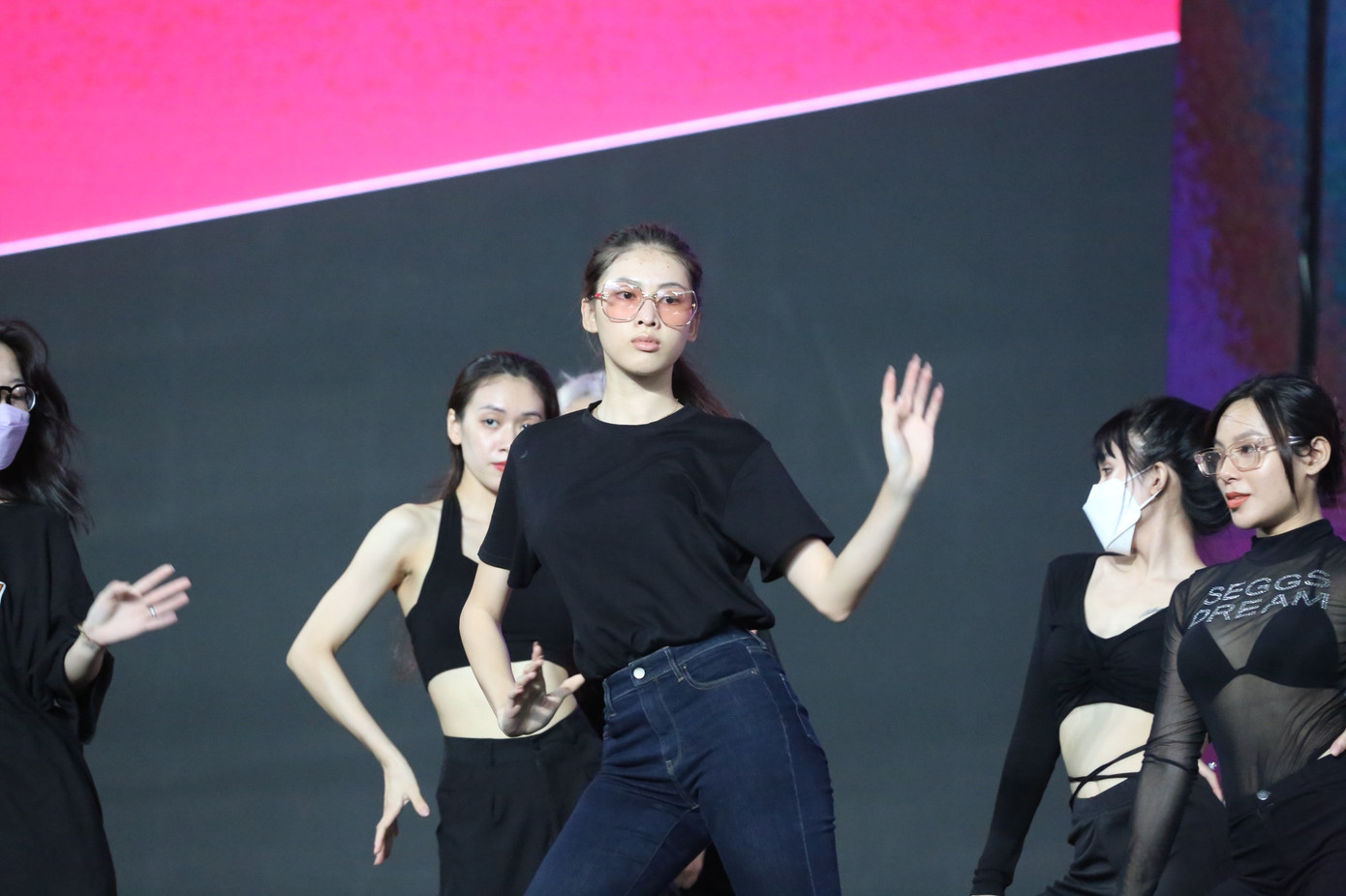 Á hậu Ngọc Thảo diện trang phục đơn giản khi luyện tập. Cô được đánh giá là có nhiều kinh nghiệm về kỹ năng trình diễn trên sân khấu.