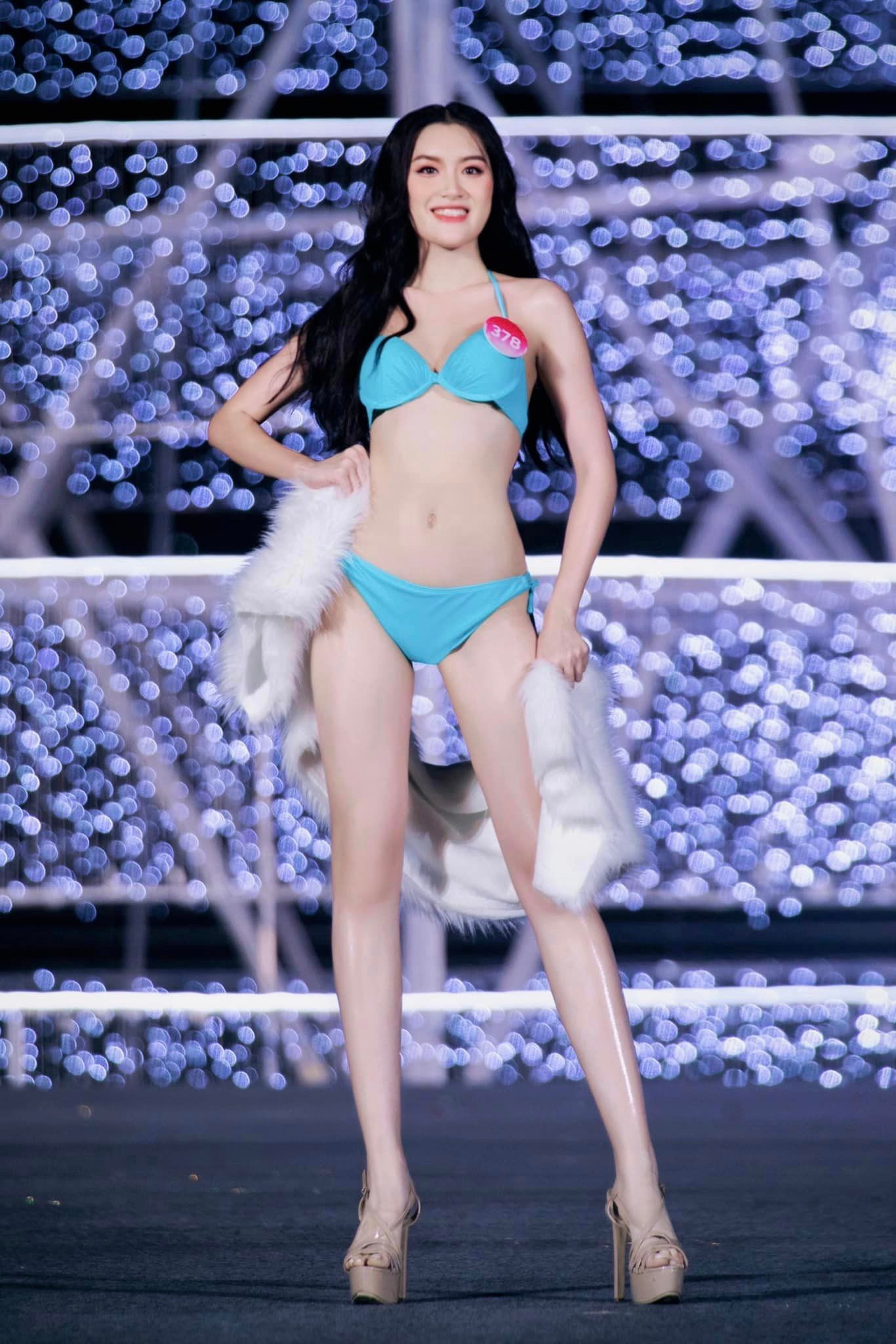 Tại phần thi Người đẹp biển ở Đồng Nai, Phương Oanh là một trong những thí sinh gây chú ý với chiều cao 1,72 m cùng số đo ba vòng gợi cảm 81-60-87 cm. Trên sân khấu mang không khí Giáng sinh, Phương Oanh chinh phục khán giả bởi những bước đi tự tin, sôi động và thân hình quyến rũ.