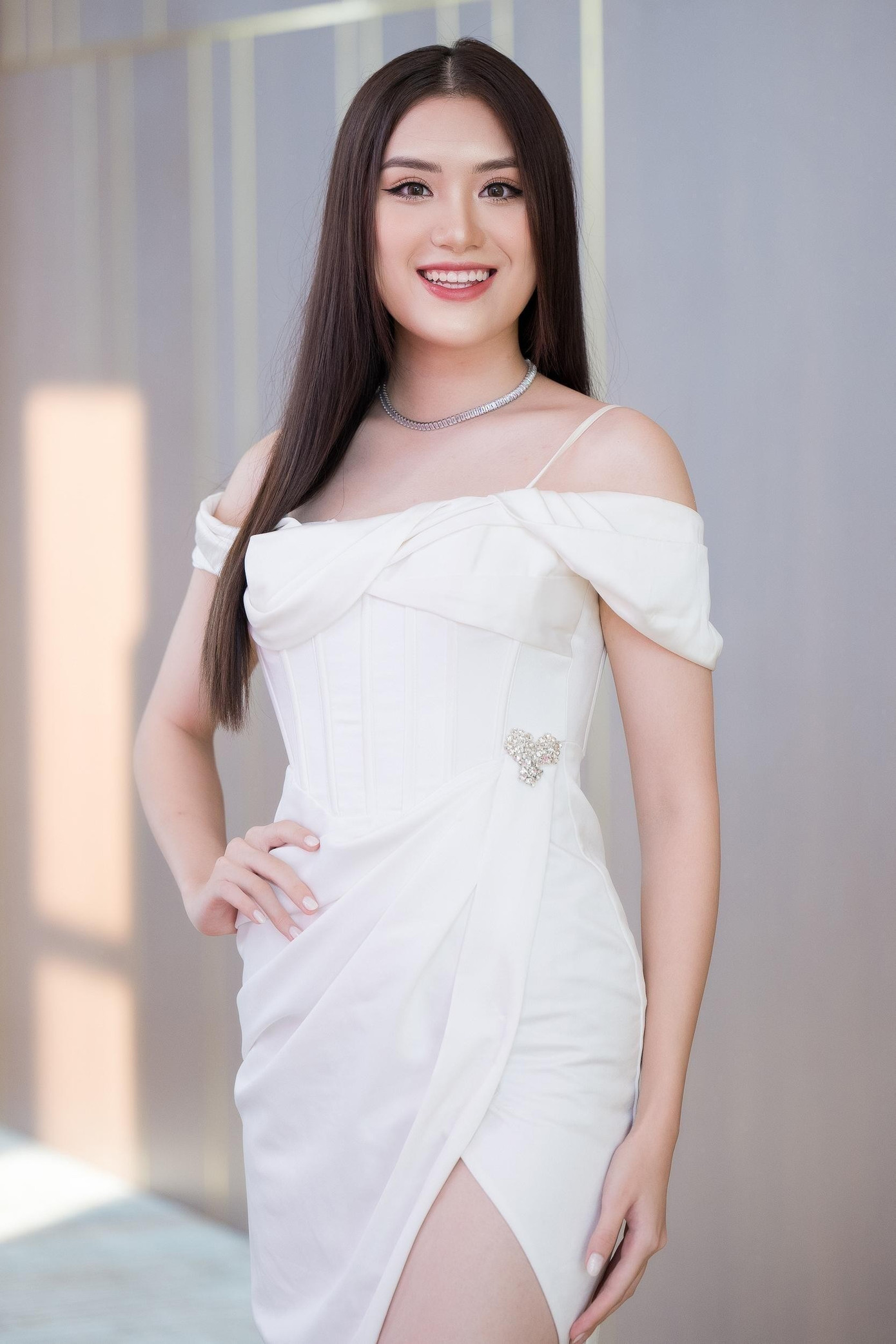 Ngay từ khi xuất hiện ở vòng sơ khảo phía Bắc, Phan Phương Oanh (sinh năm 2003, quê Hà Nội) đã gây chú ý với chiều cao nổi bật và gương mặt cá tính, sắc sảo. Cô là sinh viên năm thứ 2 của Đại học Kinh tế Quốc dân. Không chỉ xinh đẹp, Phương Oanh có khả năng giao tiếp hoạt bát, đạt trình độ IELTS 6.5 vào năm 2020.