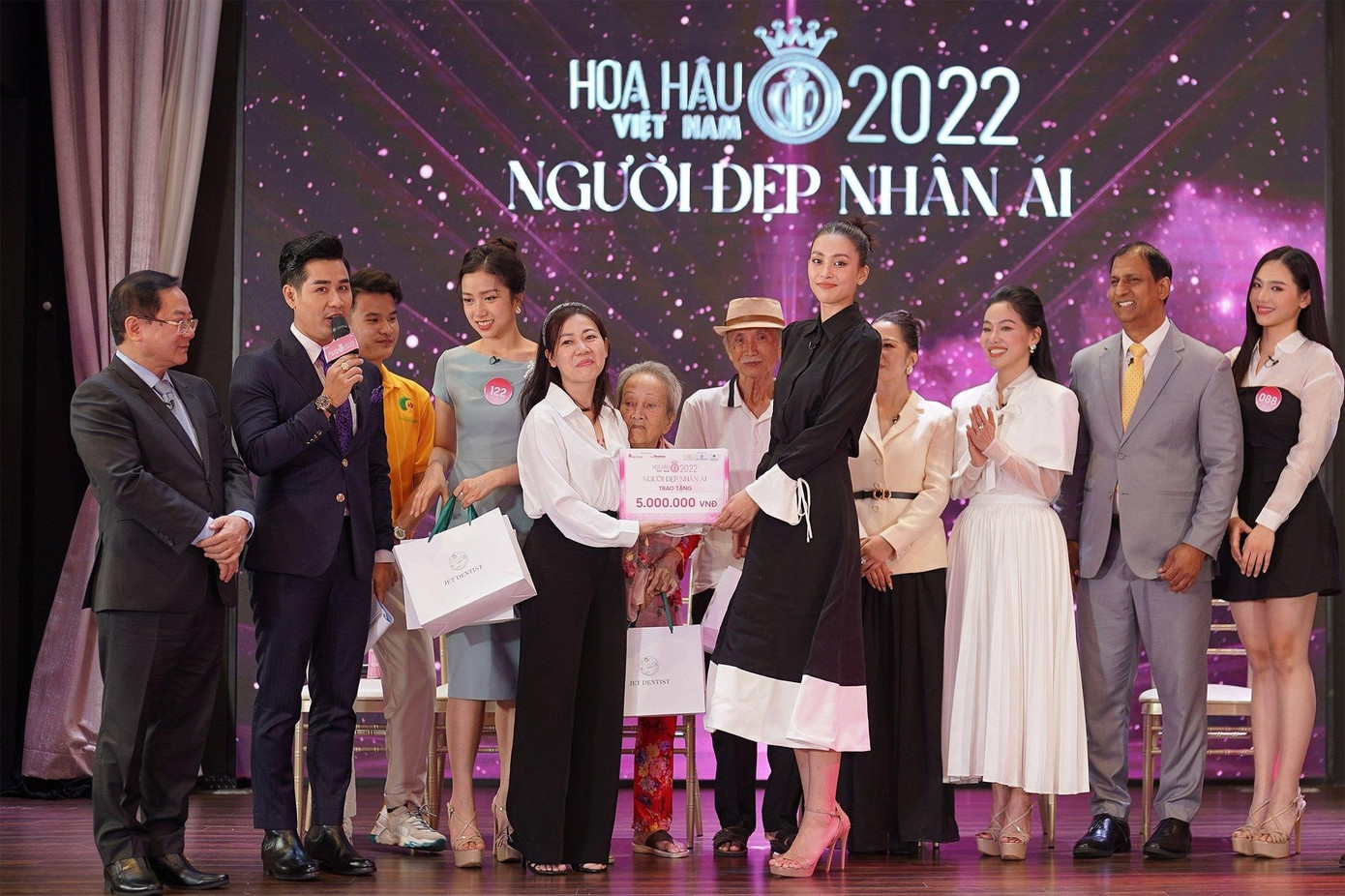 Ở phần thi Người đẹp Nhân ái, dự án "Quán trọ Trăng khuyết" - quỹ từ thiện cho người già neo đơn không nơi nương tựa của Khánh Hòa và thí sinh Ngọc Mai là một trong những dự án kêu gọi được nhiều tiền nhất. Sau khi nhận quyên góp 75 triệu đồng từ ban bình luận của Hoa hậu Việt Nam, Khánh Hòa và Ngọc Mai tiếp tục kêu gọi và nhận được hơn 200 triệu đồng.