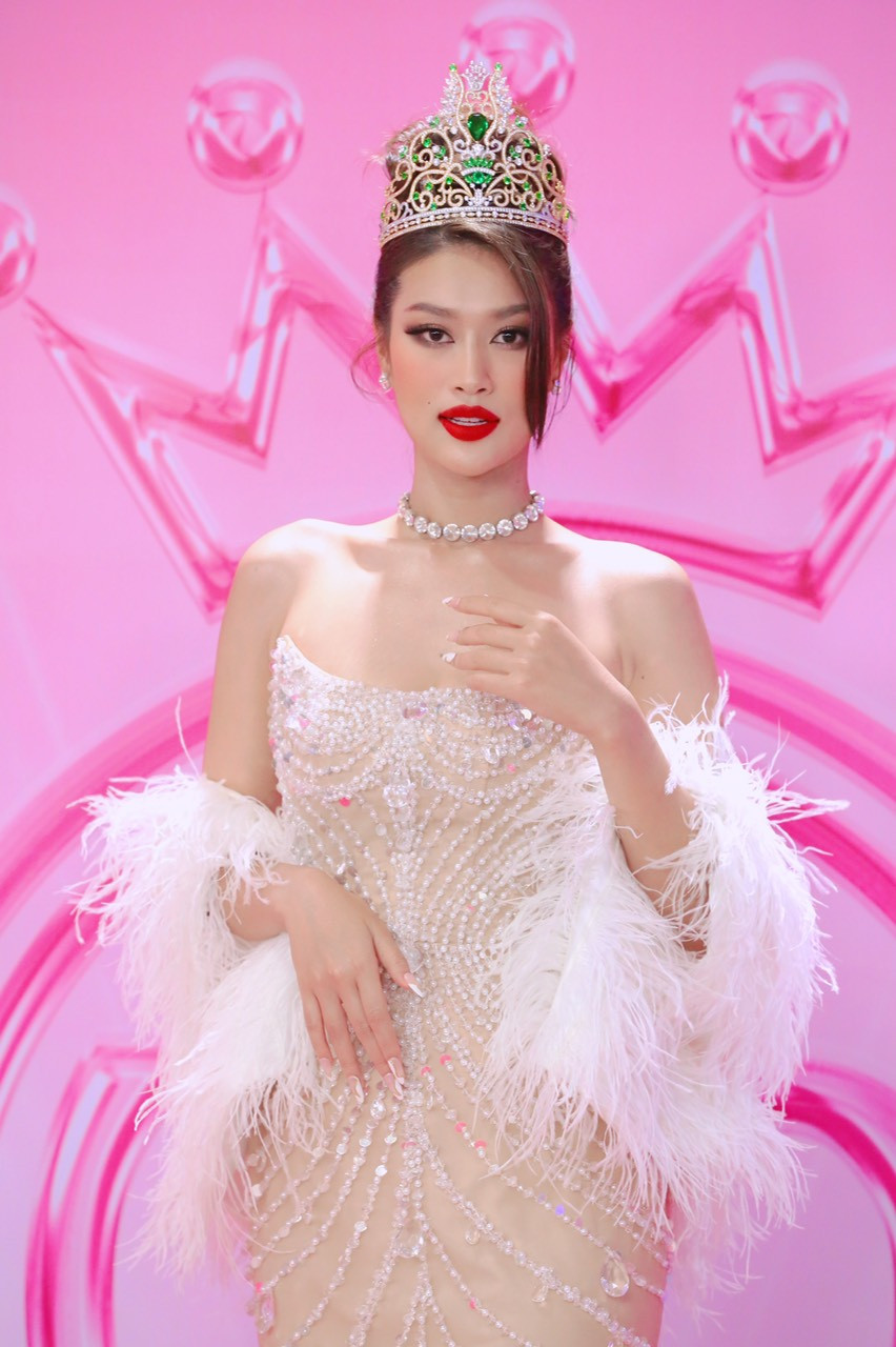 Hoa hậu Thiên Ân diện váy cúp ngực tông màu nude kết hợp cùng khăn lông vũ kiêu sa. Hoa hậu Thiên Ân diện váy cúp ngực tông màu nude kết hợp cùng khăn lông vũ kiêu sa.