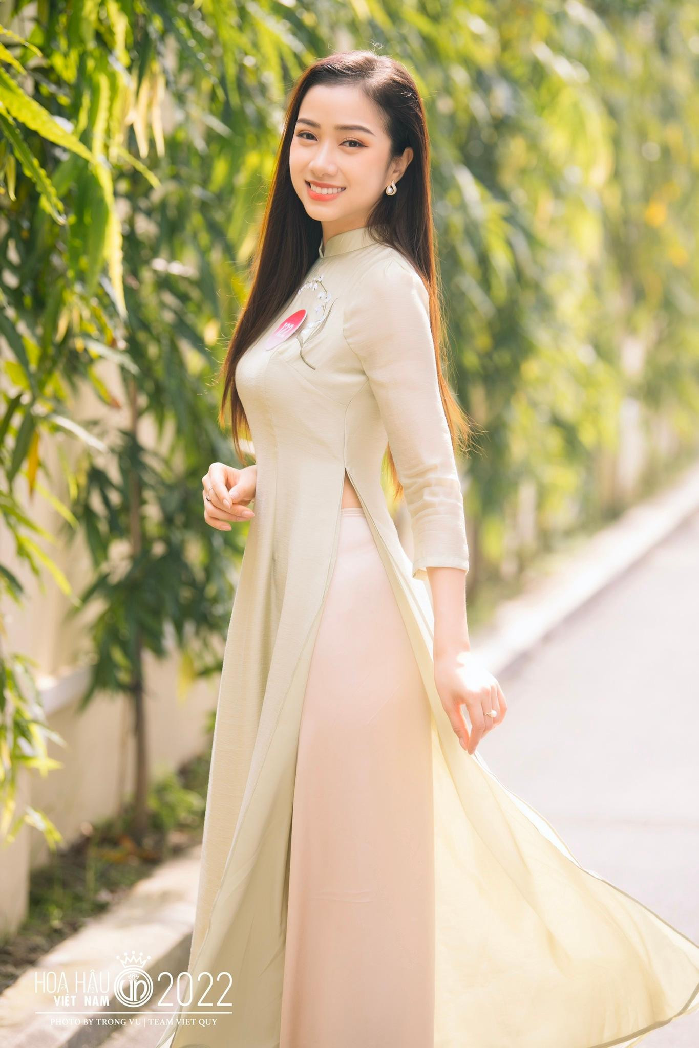 Ngọc Mai có năng khiếu về ngoại ngữ từ nhỏ. Từ năm lớp 6, cô thường xuyên có mặt trong đội tuyển chuyên tiếng Anh của trường. Ngọc Mai từng theo học chuyên Anh của THPT chuyên Nguyễn Huệ. Hiện tại cô giảng dạy tiếng Anh ở một số trung tâm ngoại ngữ. Ngọc Mai từng là trưởng ban thiện nguyện của Hội sinh viên Việt Nam tại Hà Lan. Cô tham gia chương trình gây quỹ cùng tổ chức Wellbeing với dự án lớp học an toàn, đào tạo kỹ năng mềm cho trẻ em.