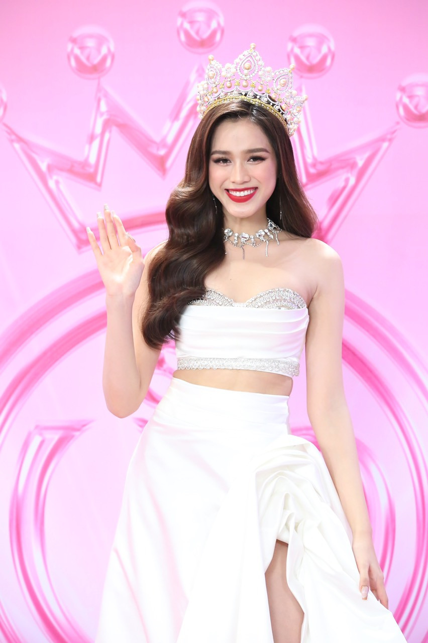 Hoa hậu Đỗ Thị Hà xuất hiện trên thảm đỏ cùng bố mẹ. Cô diện bộ váy trắng khoe đôi chân dài 1m1 gợi cảm. Chỉ còn vài tiếng nữa, cô sẽ trao lại vương miện cho người kế nhiệm. Hoa hậu Đỗ Thị Hà xuất hiện trên thảm đỏ cùng bố mẹ. Cô diện bộ váy trắng khoe đôi chân dài 1m1 gợi cảm. Chỉ còn vài tiếng nữa, cô sẽ trao lại vương miện cho người kế nhiệm.