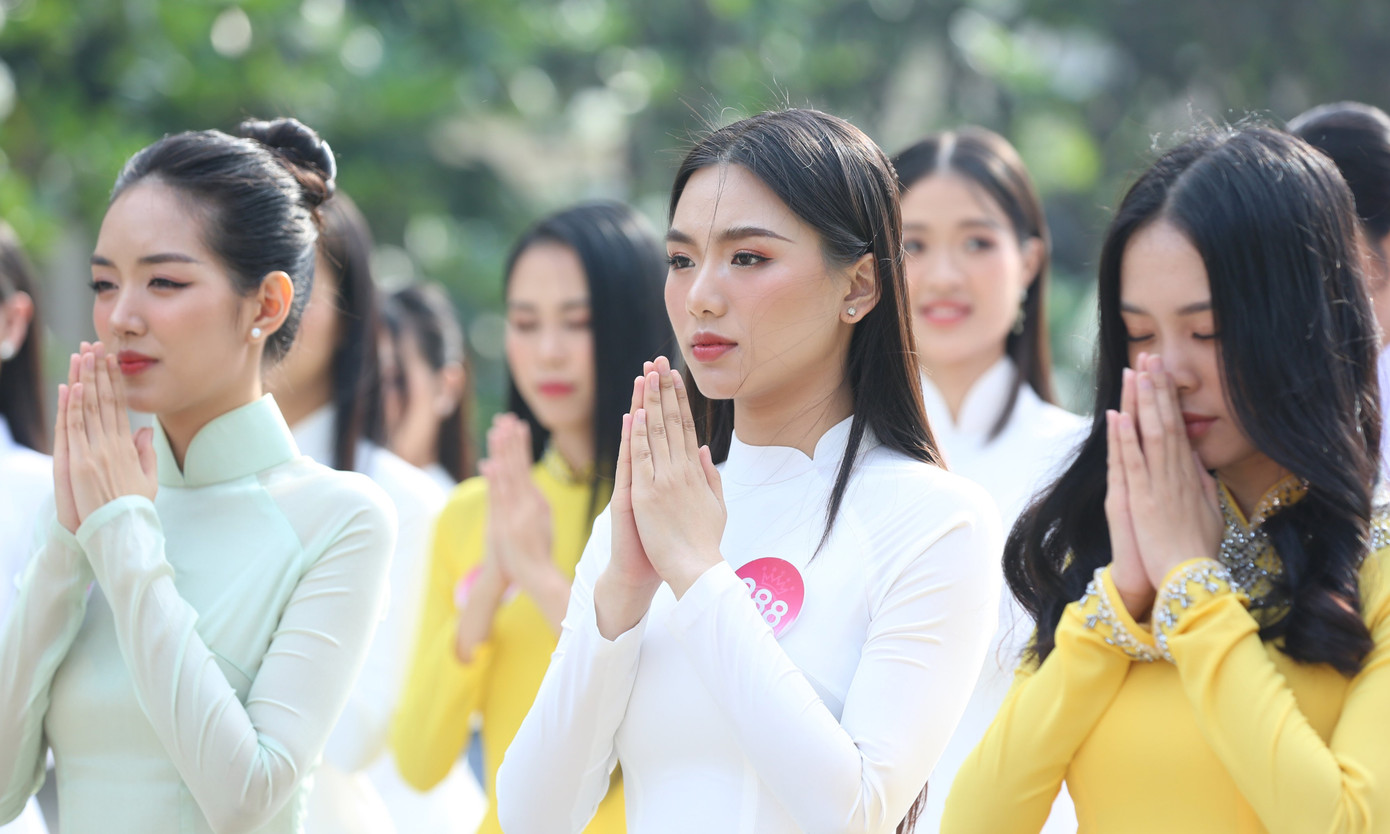 Với cương vị là những người trẻ, các thí sinh Hoa hậu Việt Nam được trau dồi nhận thức đúng đắn, luôn cố gắng tích cực hoàn thiện bản thân để trở thành những người có ích trong gia đình, trên ghế nhà trường và ngoài xã hội.