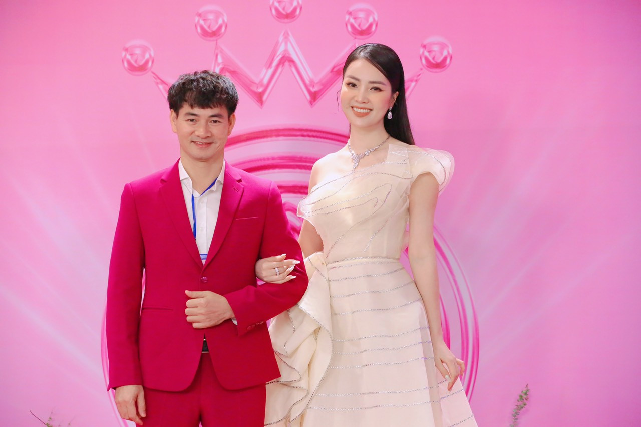 Hai giám khảo Xuân Bắc và Thuỵ Vân hội ngộ trên thảm đỏ. Hai giám khảo Xuân Bắc và Thuỵ Vân hội ngộ trên thảm đỏ.