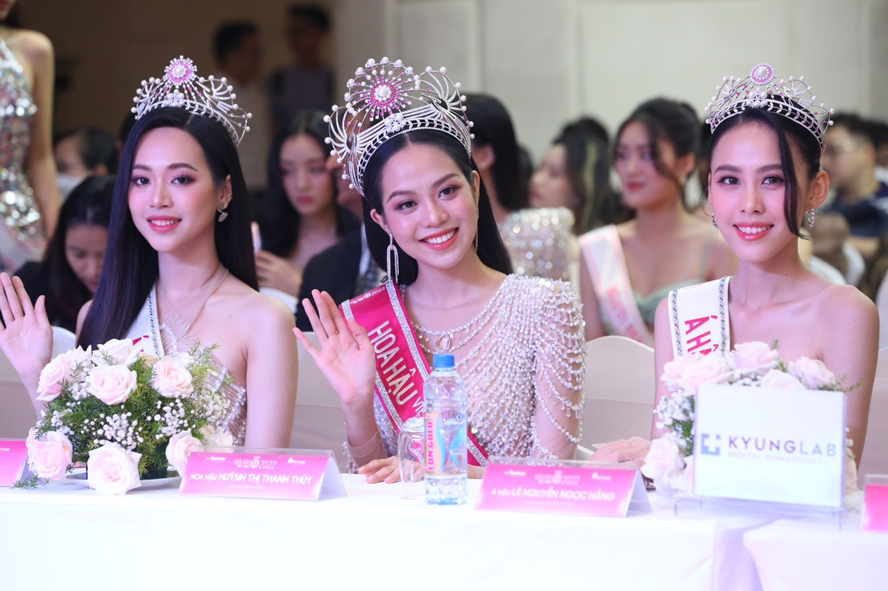 Xuất hiện tại buổi họp báo, top 3 Hoa hậu Việt Nam 2022 nhận được sự quan tâm của giới truyền thông. Các cô gái đã sẵn sàng trả lời những thắc mắc của báo chí sau đăng quang. Xuất hiện tại buổi họp báo, top 3 Hoa hậu Việt Nam 2022 nhận được sự quan tâm của giới truyền thông. Các cô gái đã sẵn sàng trả lời những thắc mắc của báo chí sau đăng quang.