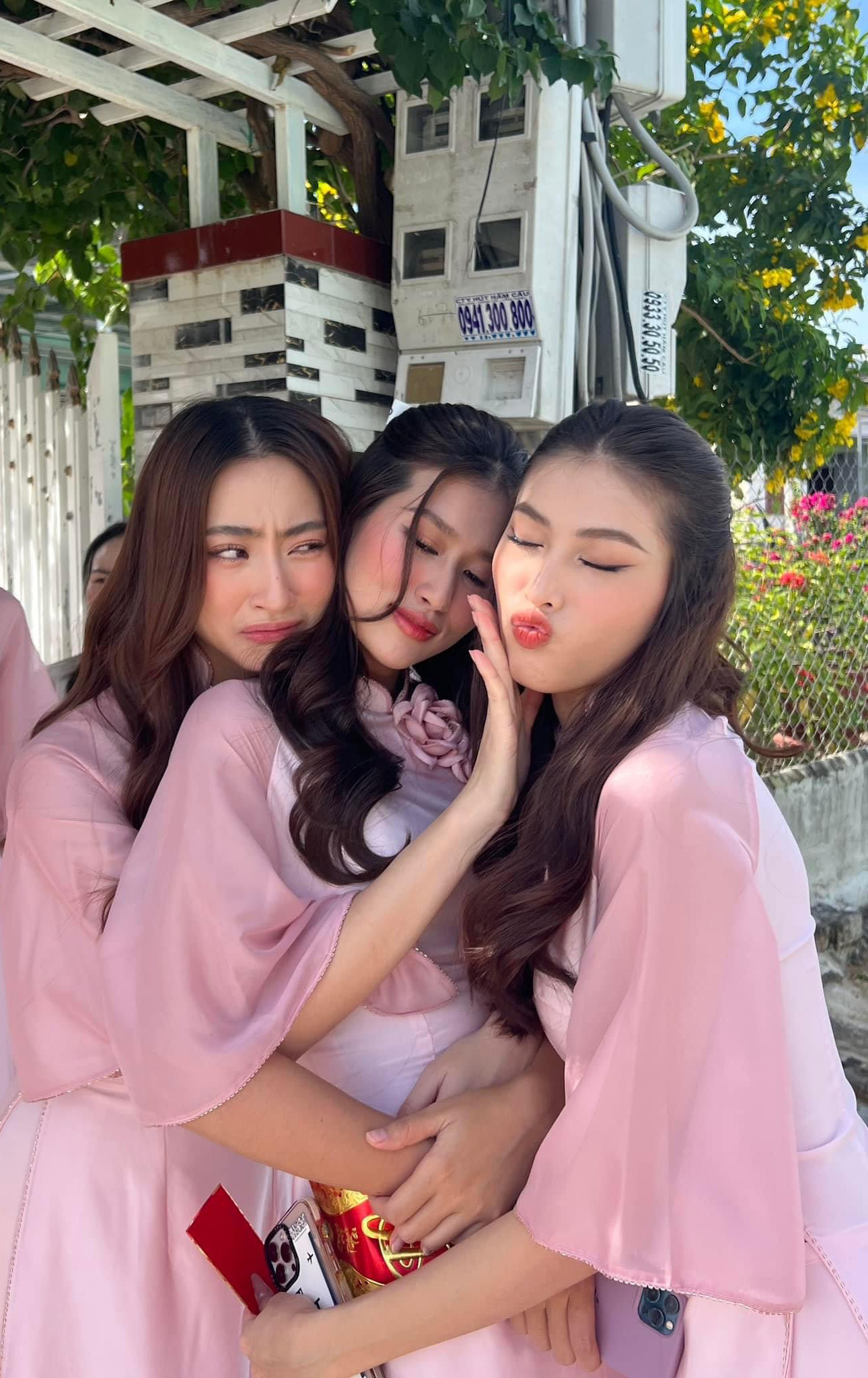 Hoa hậu Lương Thùy Linh, Thiên Ân, Á hậu Ngọc Thảo cũng xuất hiện với vai trò phụ dâu trong đám cưới. Ba người đẹp thân thiết, tạo dáng nhí nhảnh trước ống kính.