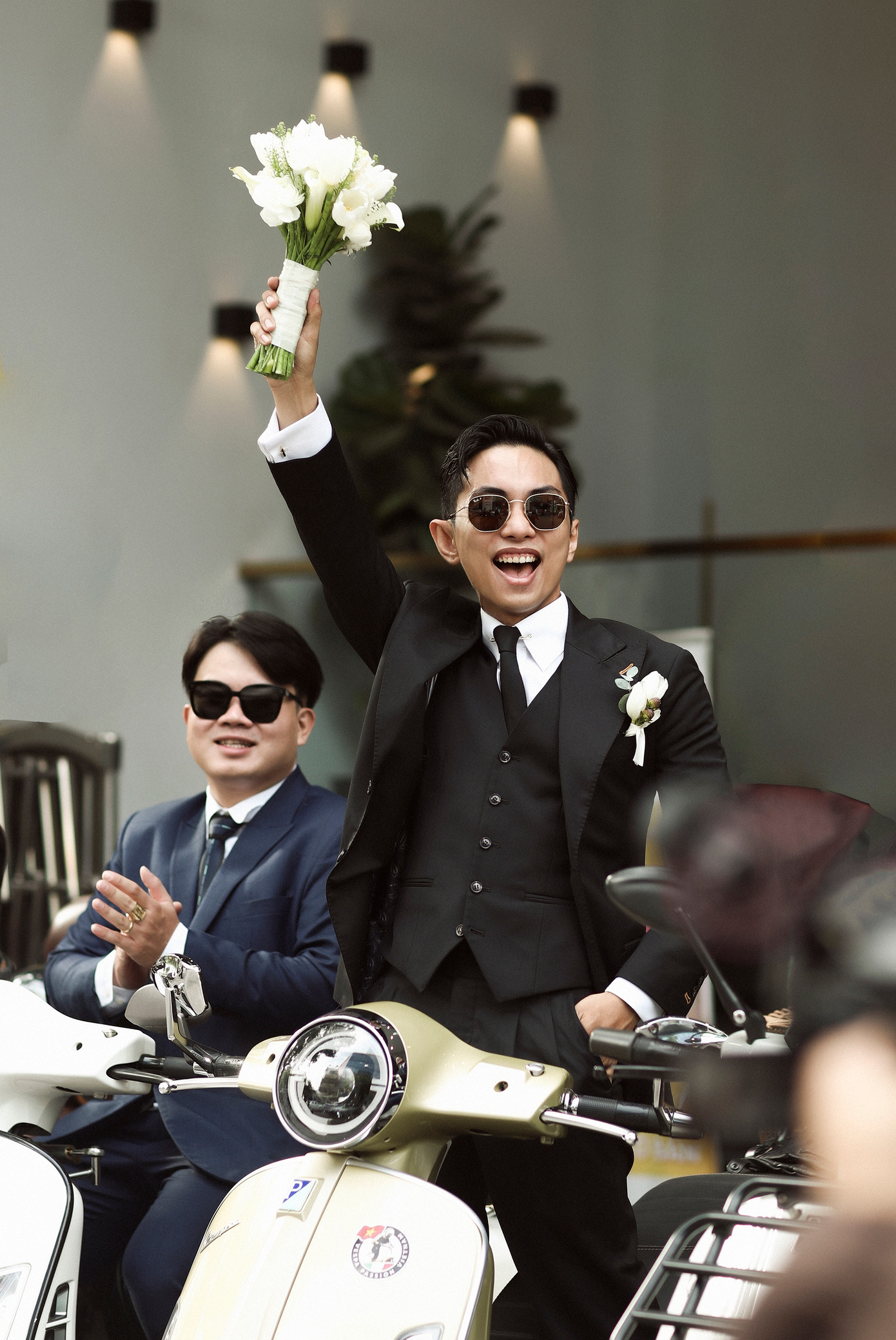 Phan Hiển từ lâu được biết đến với niềm đam mê xe máy, chính vì thế anh đã quyết định dùng xe vespa để tới đón Khánh Thi. Nam kiện tướng dancesport diện vest đen lịch lãm, không giấu nổi niềm phấn khích.