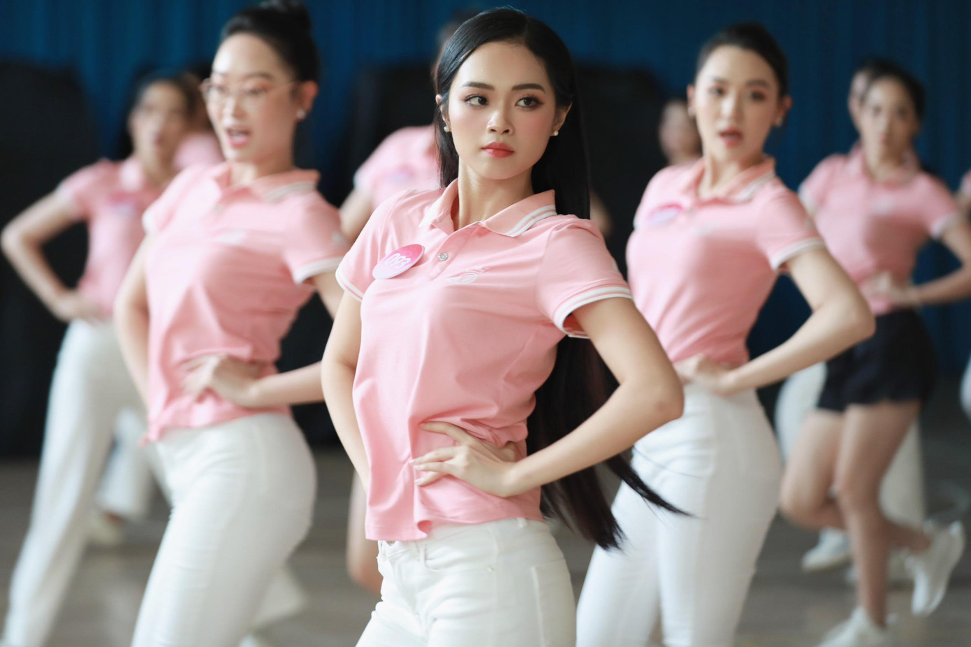 Không chỉ riêng về catwalk, top 35 cô gái Hoa hậu Việt Nam 2022 còn được đào tạo bài bản từ vũ đạo cho đến phong thái trình diễn.