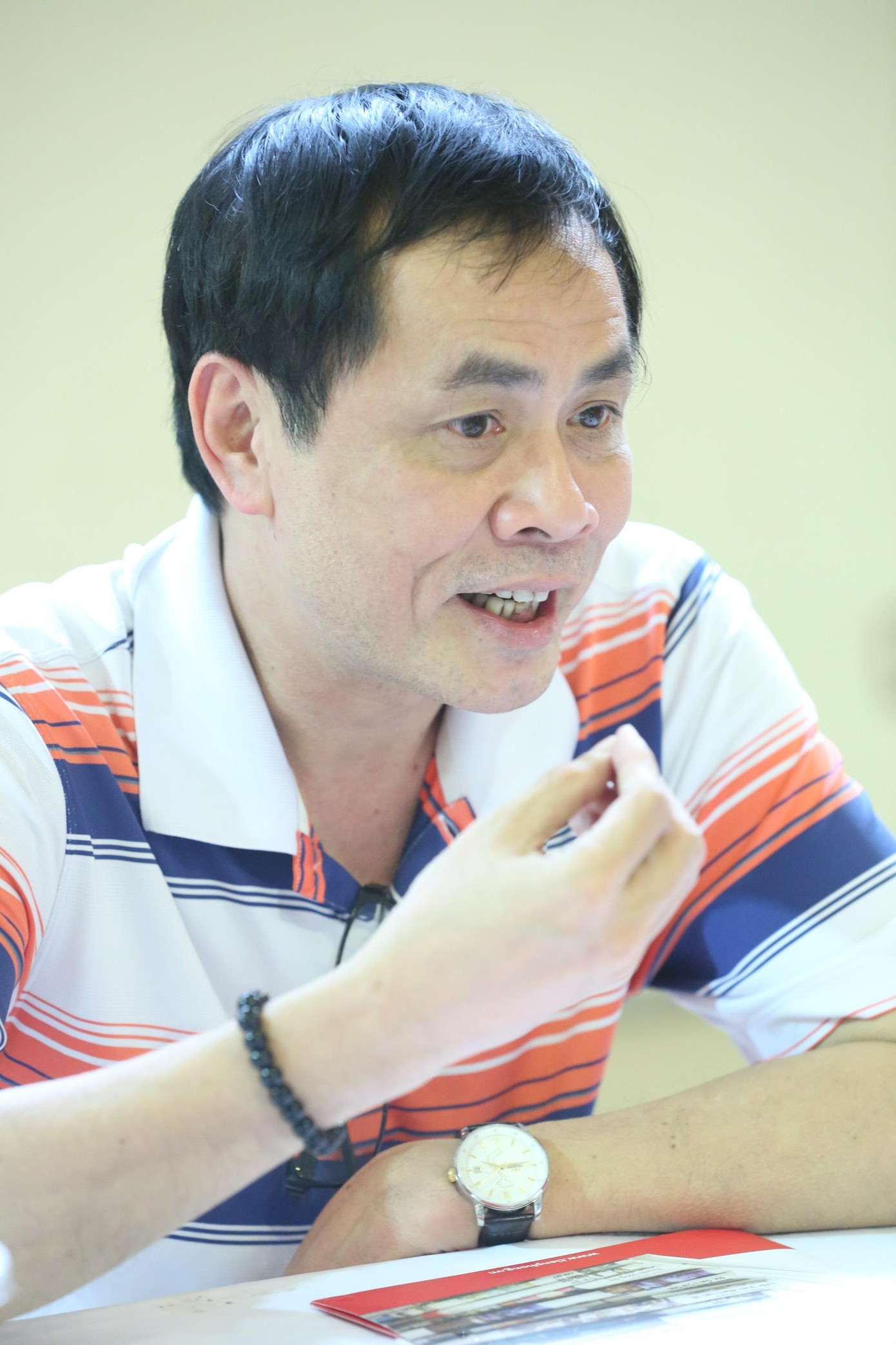 Nhà báo Lê Xuân Sơn - Trưởng ban tổ chức, Trưởng ban giám khảo và nhà thơ Hữu Việt - Phó trưởng ban giám khảo trong phần thi chấm mặt mộc. Ảnh: Trọng Tài.