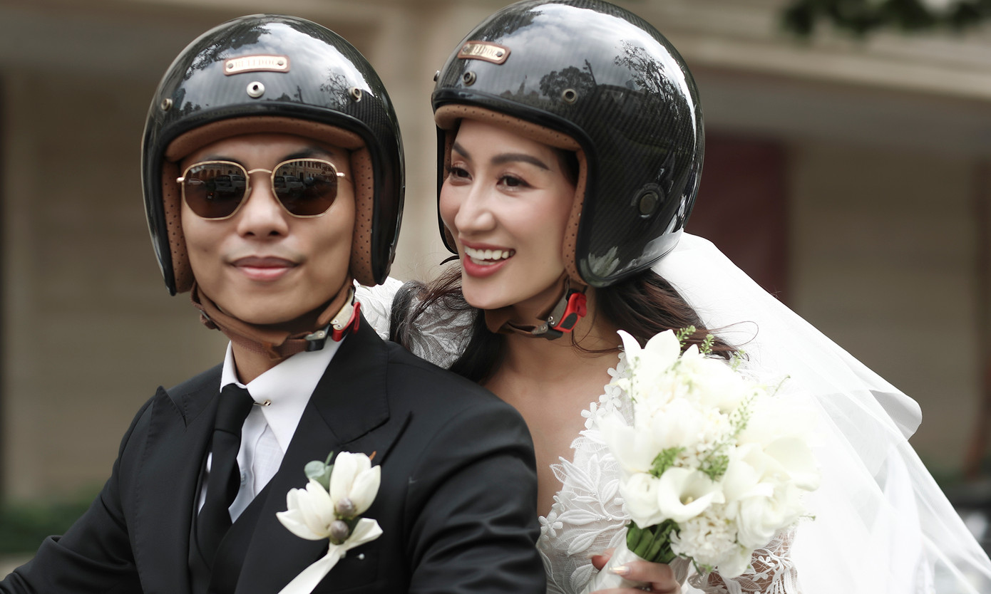 Sau đó, chú rể Phan Hiển đèo cô dâu Khánh Thi phía sau, đi qua những góc phố hẹn hò trong ngày chung đôi.
