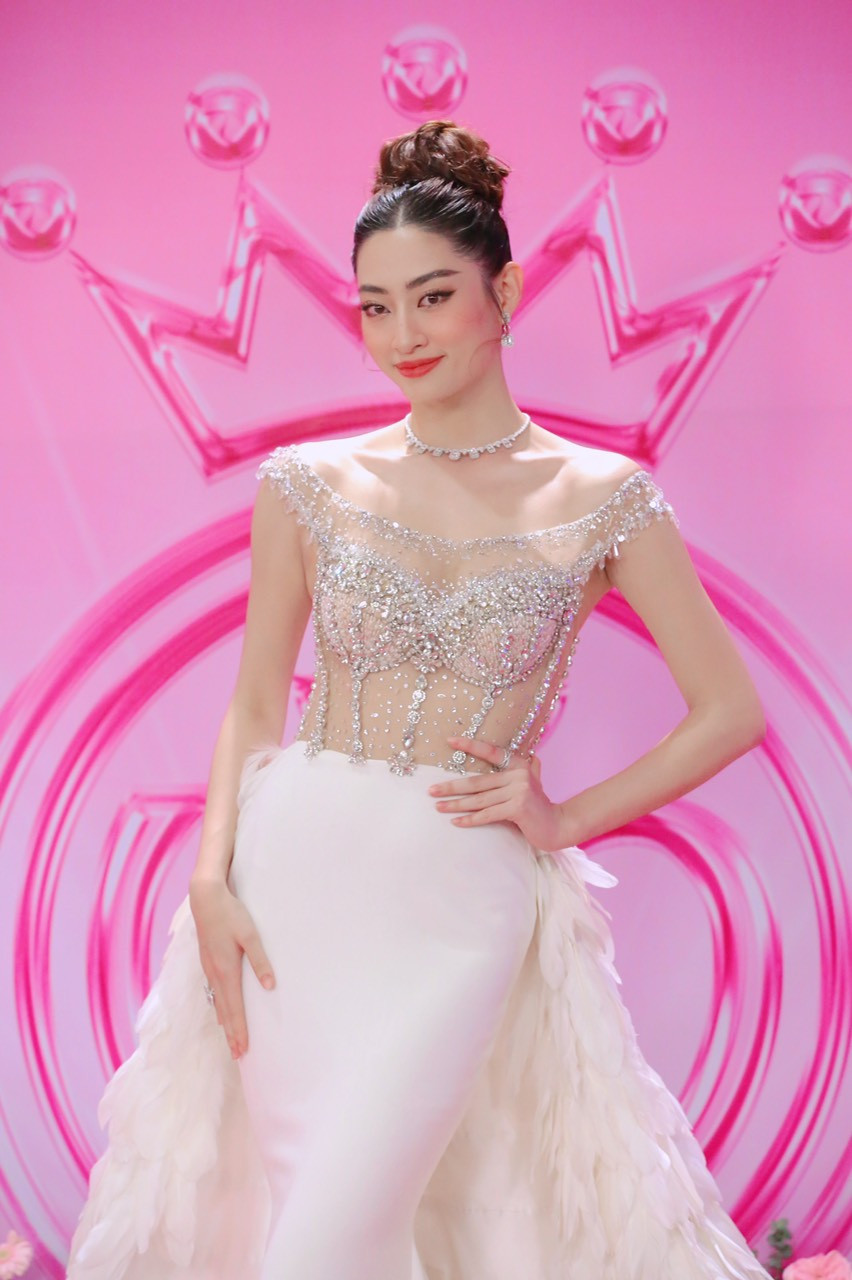 Hoa hậu Lương Thuỳ Linh khoe sắc trên thảm đỏ với bộ váy lông vũ trắng, phần thân trên đính kết cầu kỳ, lộng lẫy. Lương Thuỳ Linh là một trong 3 MC của đêm chung kết Hoa hậu Việt Nam 2022. Hoa hậu Lương Thuỳ Linh khoe sắc trên thảm đỏ với bộ váy lông vũ trắng, phần thân trên đính kết cầu kỳ, lộng lẫy. Lương Thuỳ Linh là một trong 3 MC của đêm chung kết Hoa hậu Việt Nam 2022.