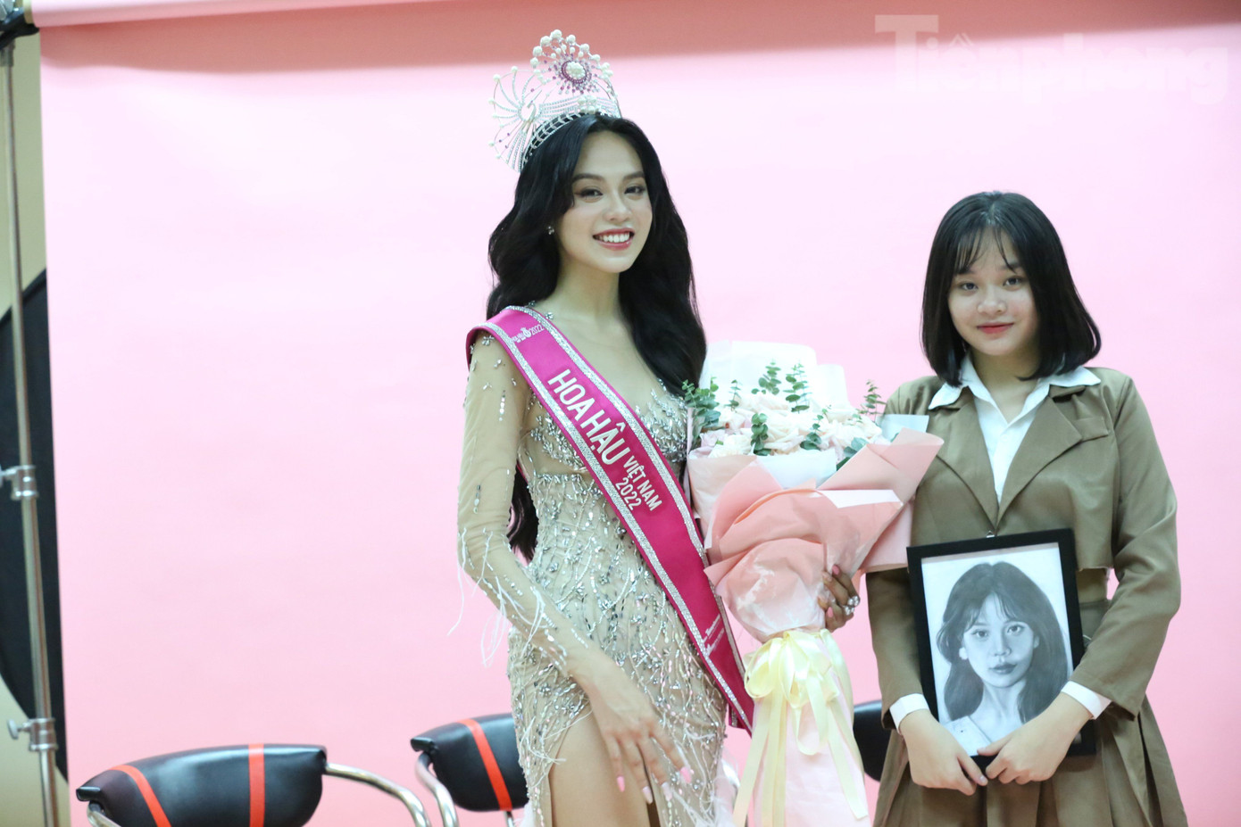 Em gái mang theo một bức tranh vẽ chân dung của Thanh Thủy để ủng hộ tinh thần chị gái trong đêm chung kết. Em gái mang theo một bức tranh vẽ chân dung của Thanh Thủy để ủng hộ tinh thần chị gái trong đêm chung kết.